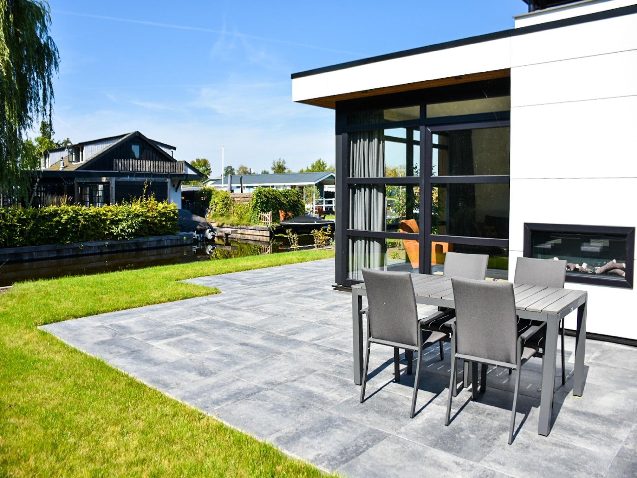 Het terras van MarinaPark Nieuw Loosdrecht 2 in Nieuw-Loosdrecht