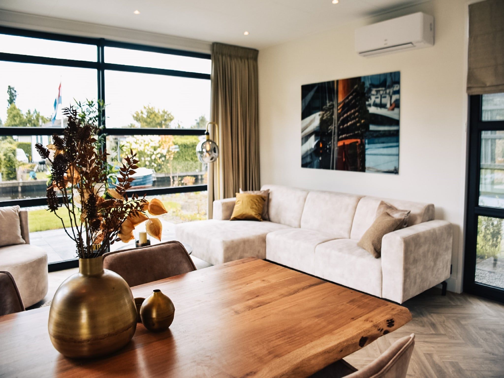 De woonkamer van MarinaPark Nieuw Loosdrecht 2 in Nieuw-Loosdrecht