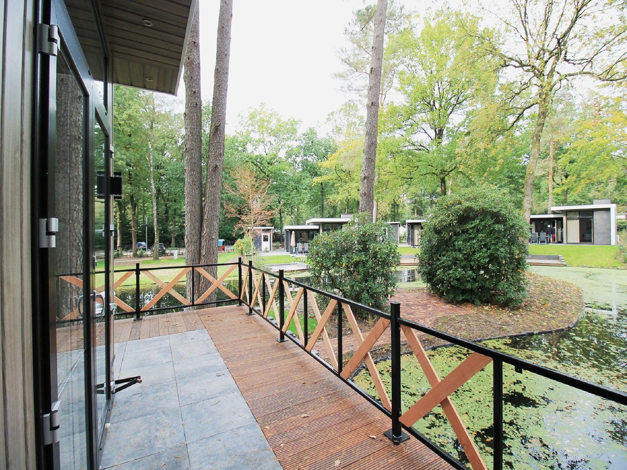 De tuin van Vakantiepark De Rimboe & De Woeste Hoogte 42 in Hoenderloo