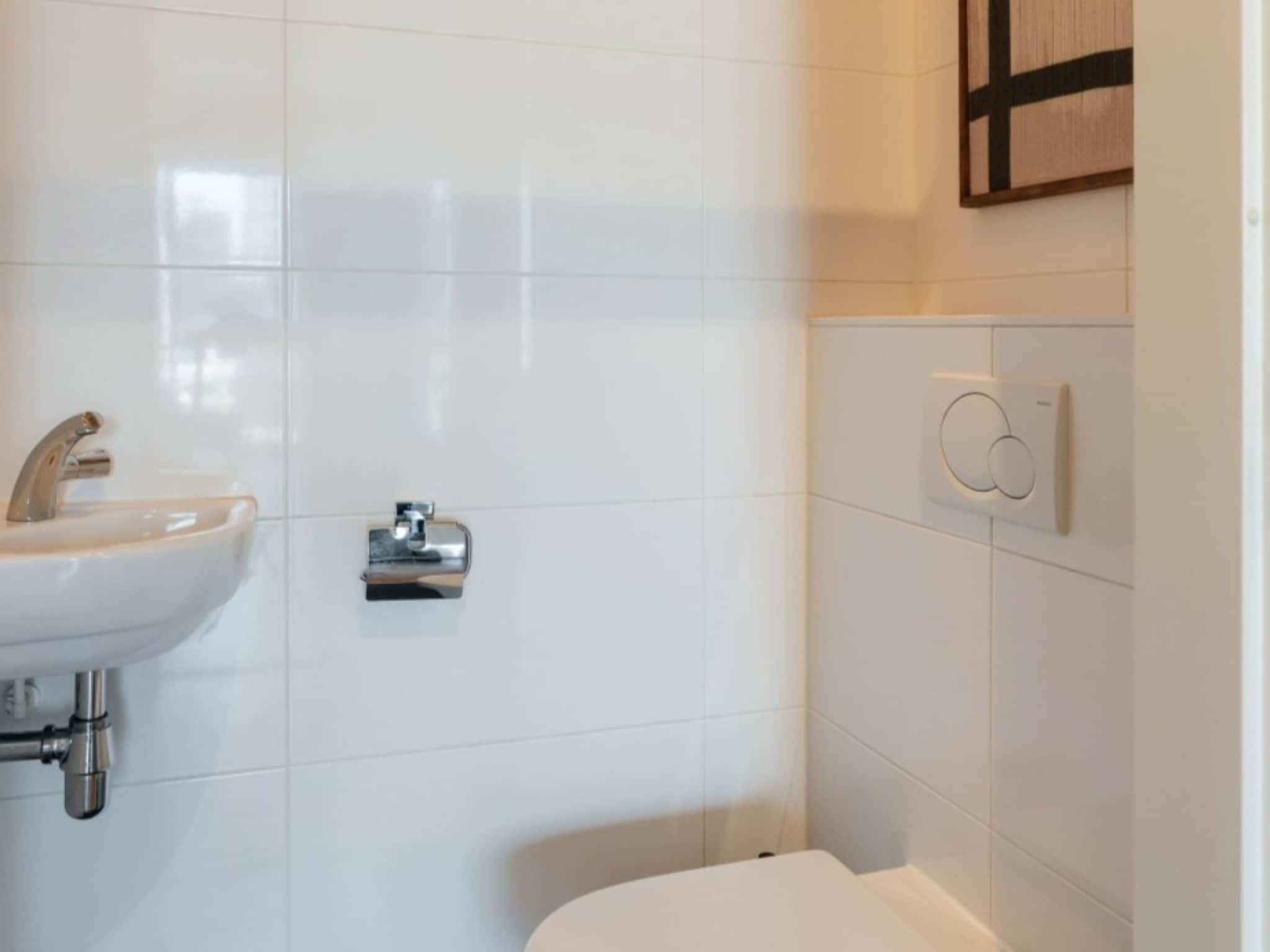 De badkamer van Scheveningen Harbour 6B in Den Haag