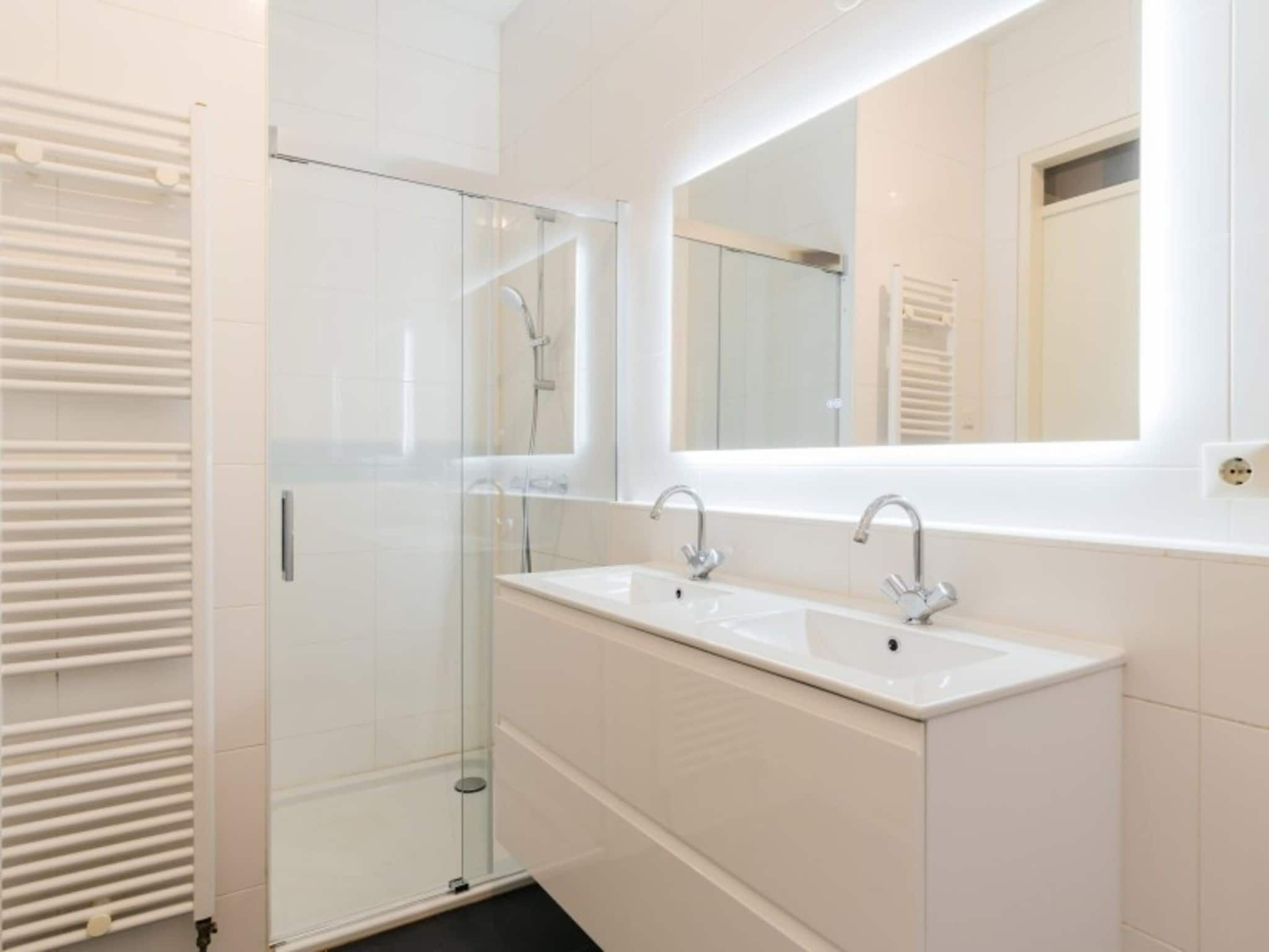 De badkamer van Scheveningen Harbour 16 in Scheveningen