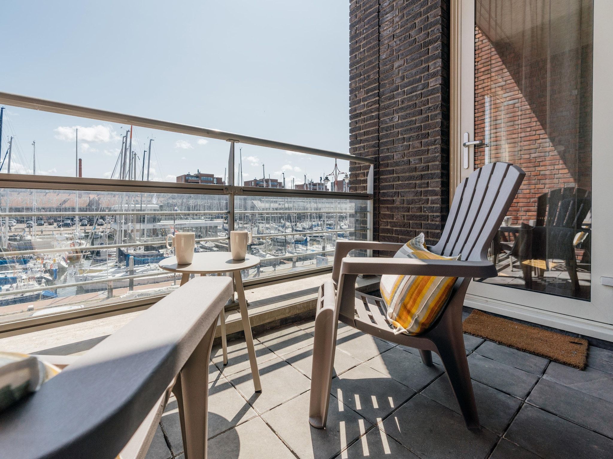 Het terras van Scheveningen Harbour 18B in Scheveningen