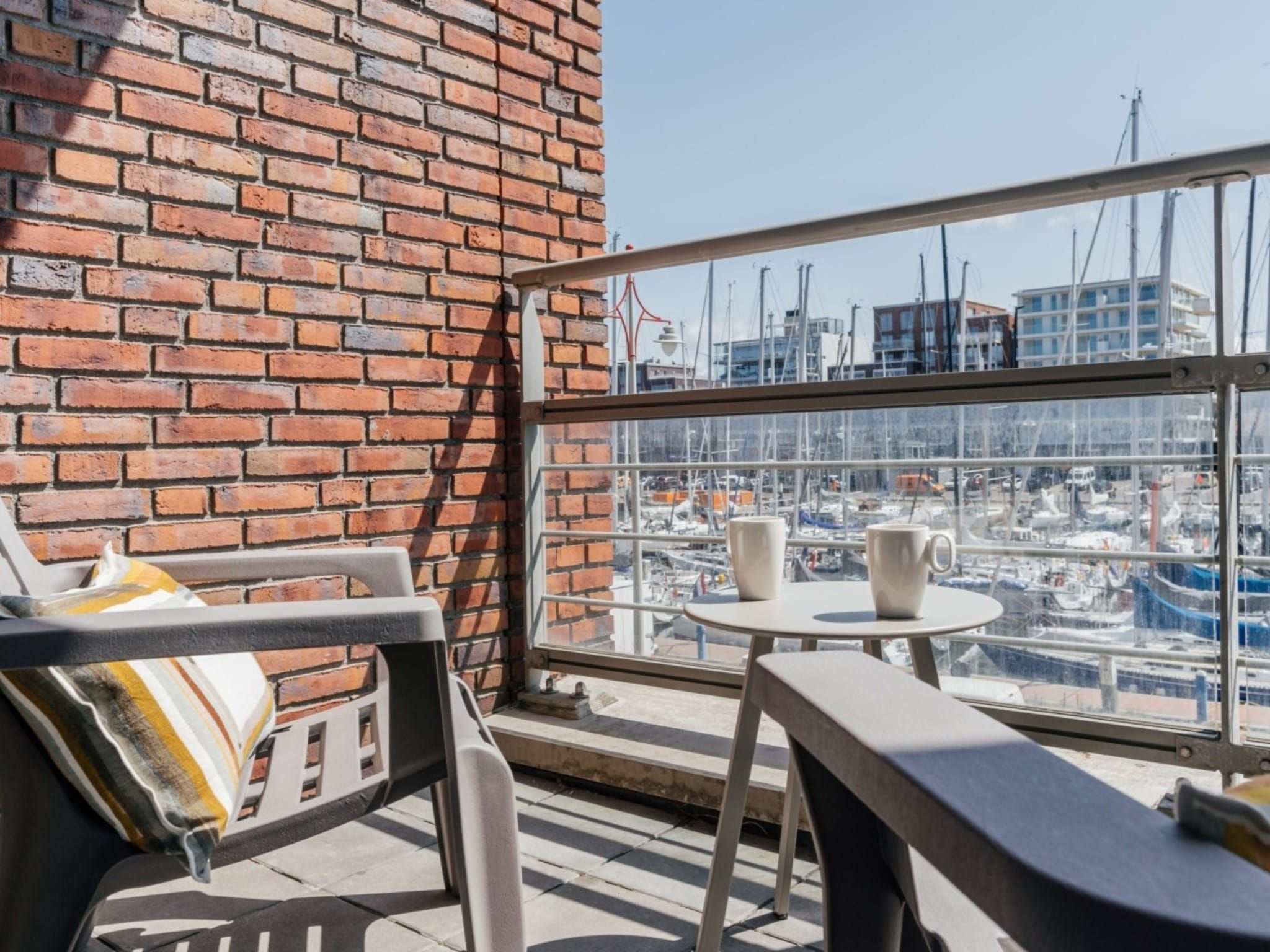 Het terras van Scheveningen Harbour 18B in Scheveningen