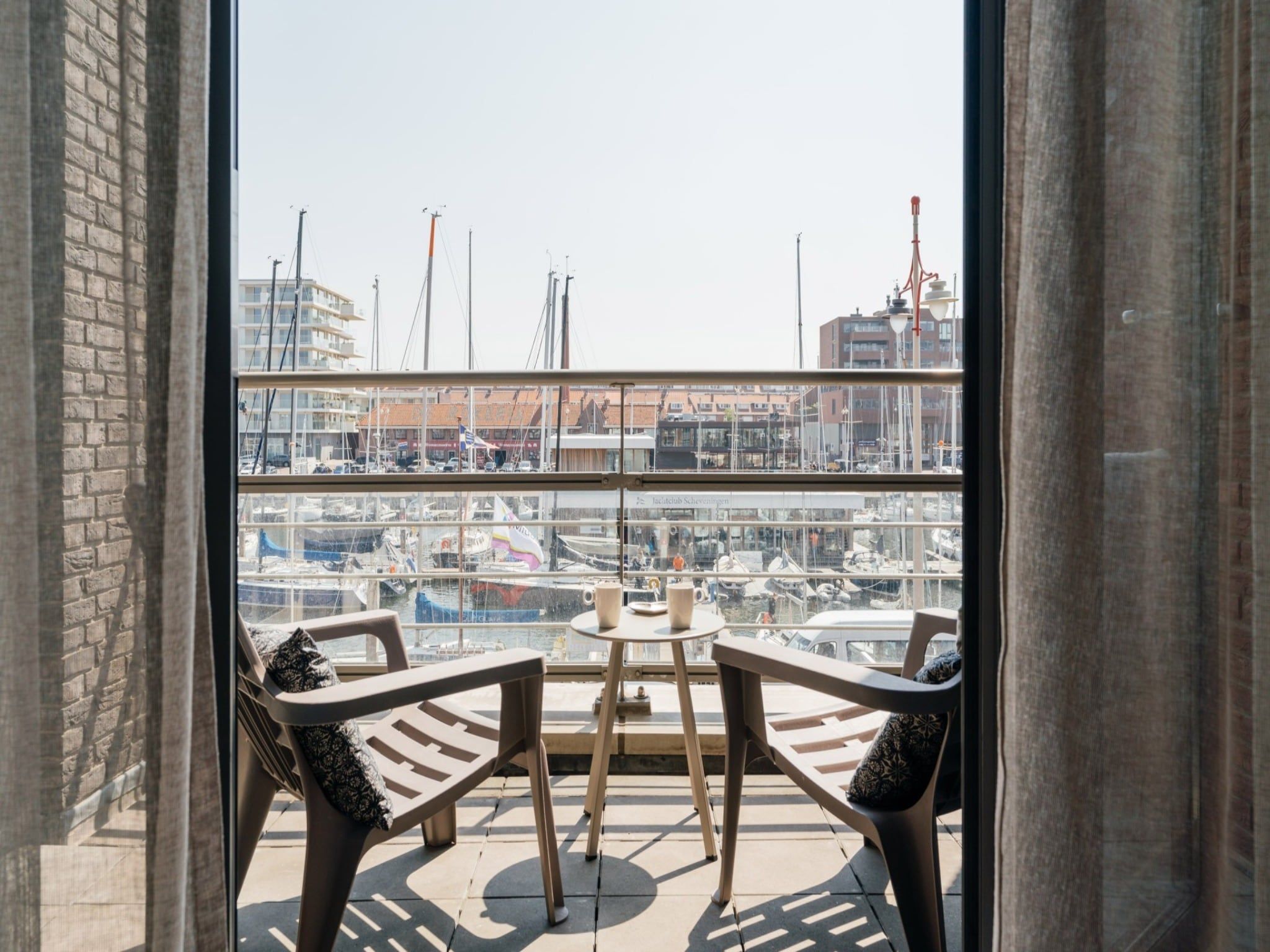 Het terras van Scheveningen Harbour 40B in Den Haag