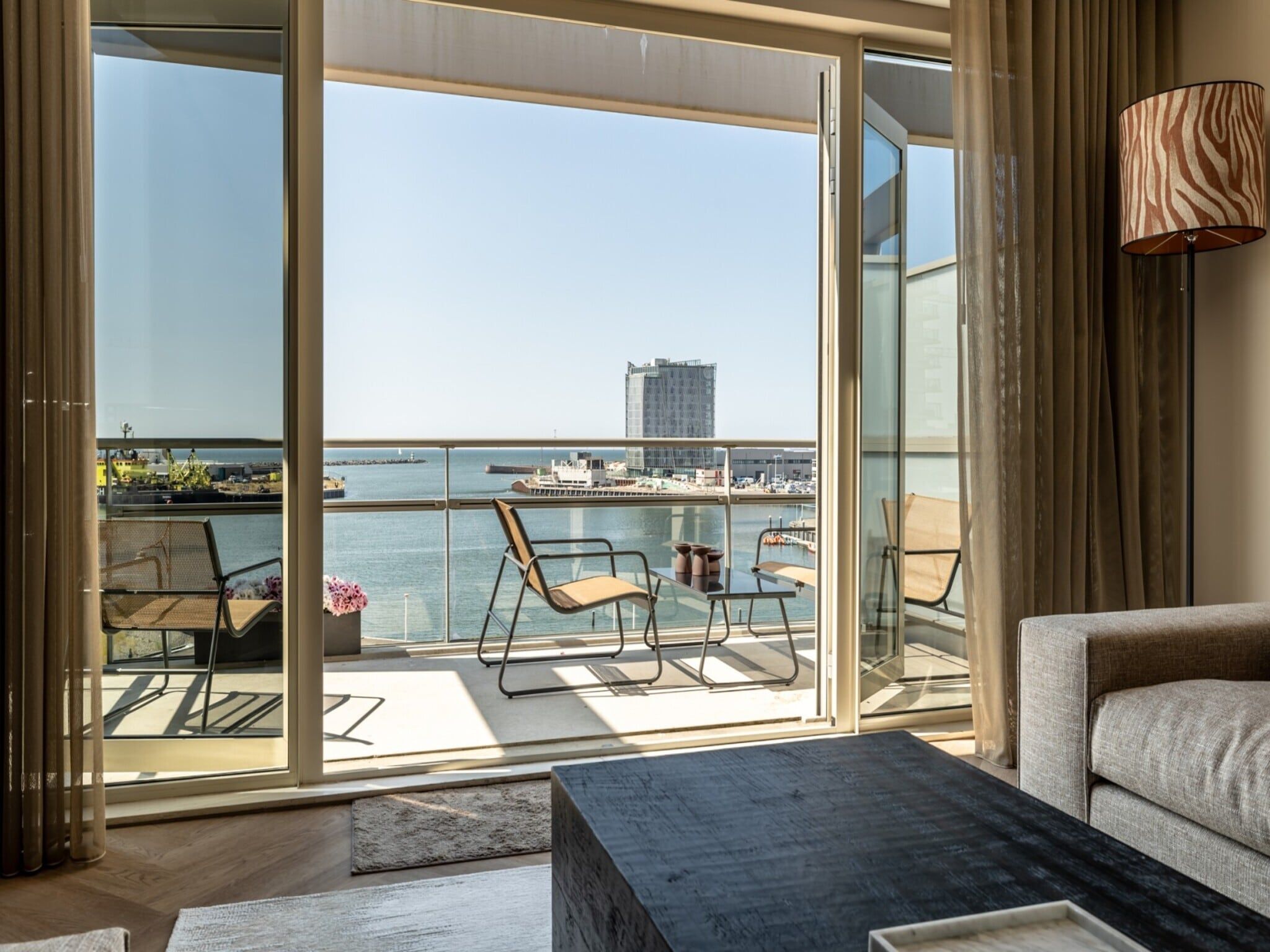 Het terras van Scheveningen Harbour 66A in Scheveningen