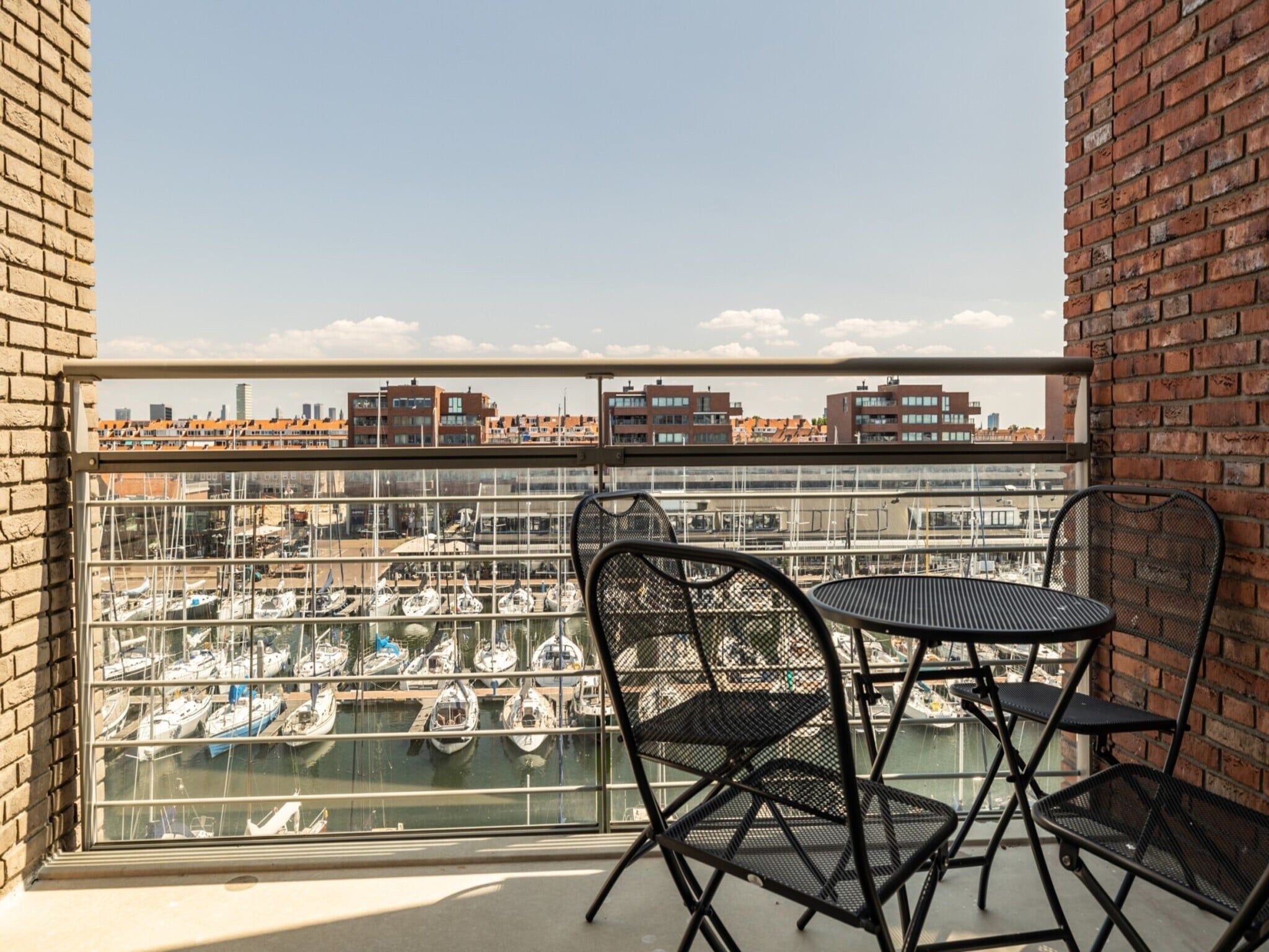 Het terras van Scheveningen Harbour 66A in Scheveningen