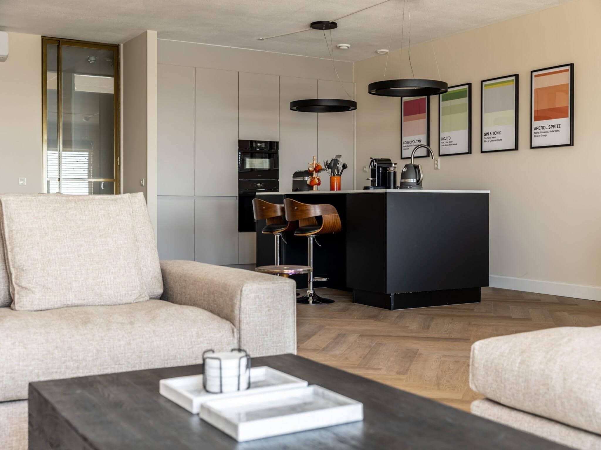 De woonkamer van Scheveningen Harbour 66A in Scheveningen