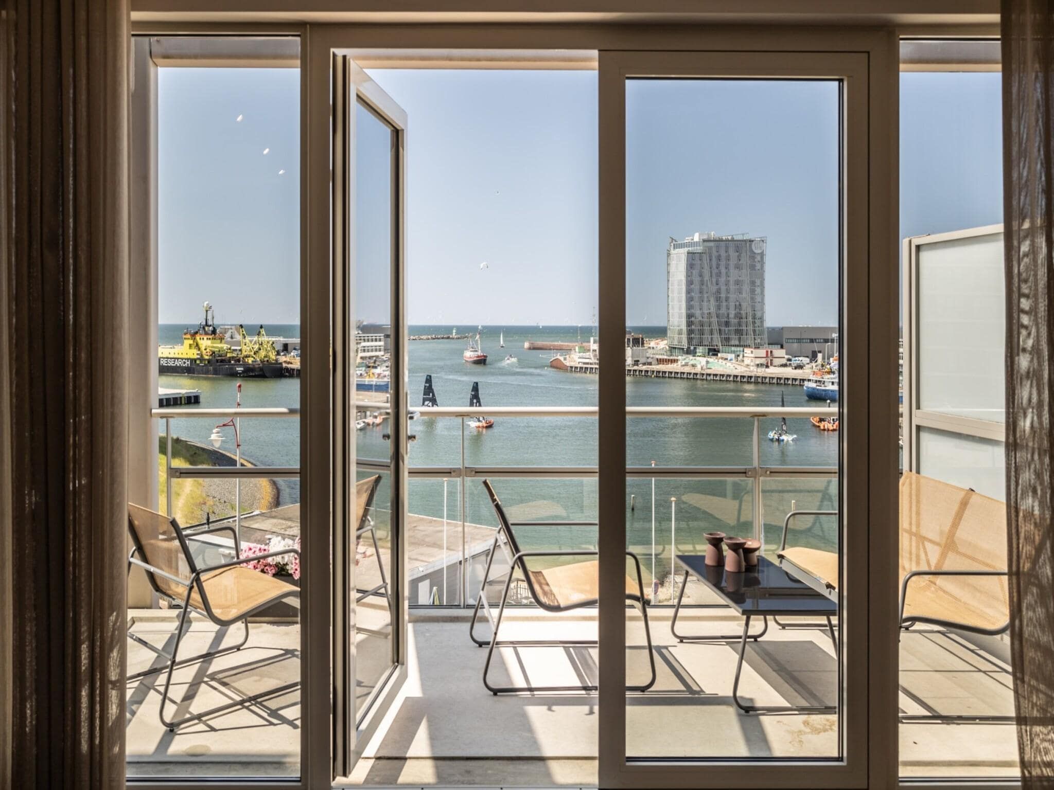 Het terras van Scheveningen Harbour 66A in Scheveningen