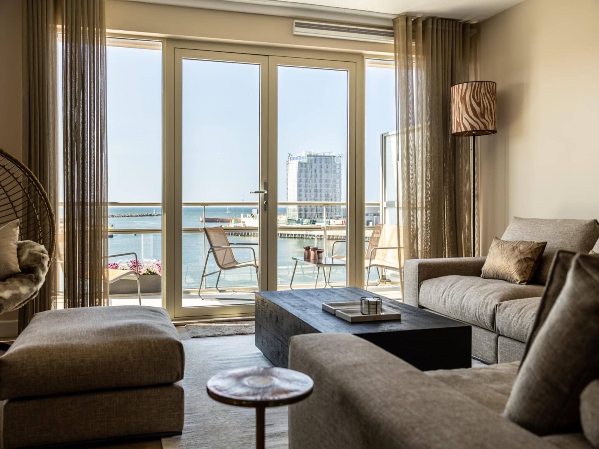 De woonkamer van Scheveningen Harbour 66A in Scheveningen