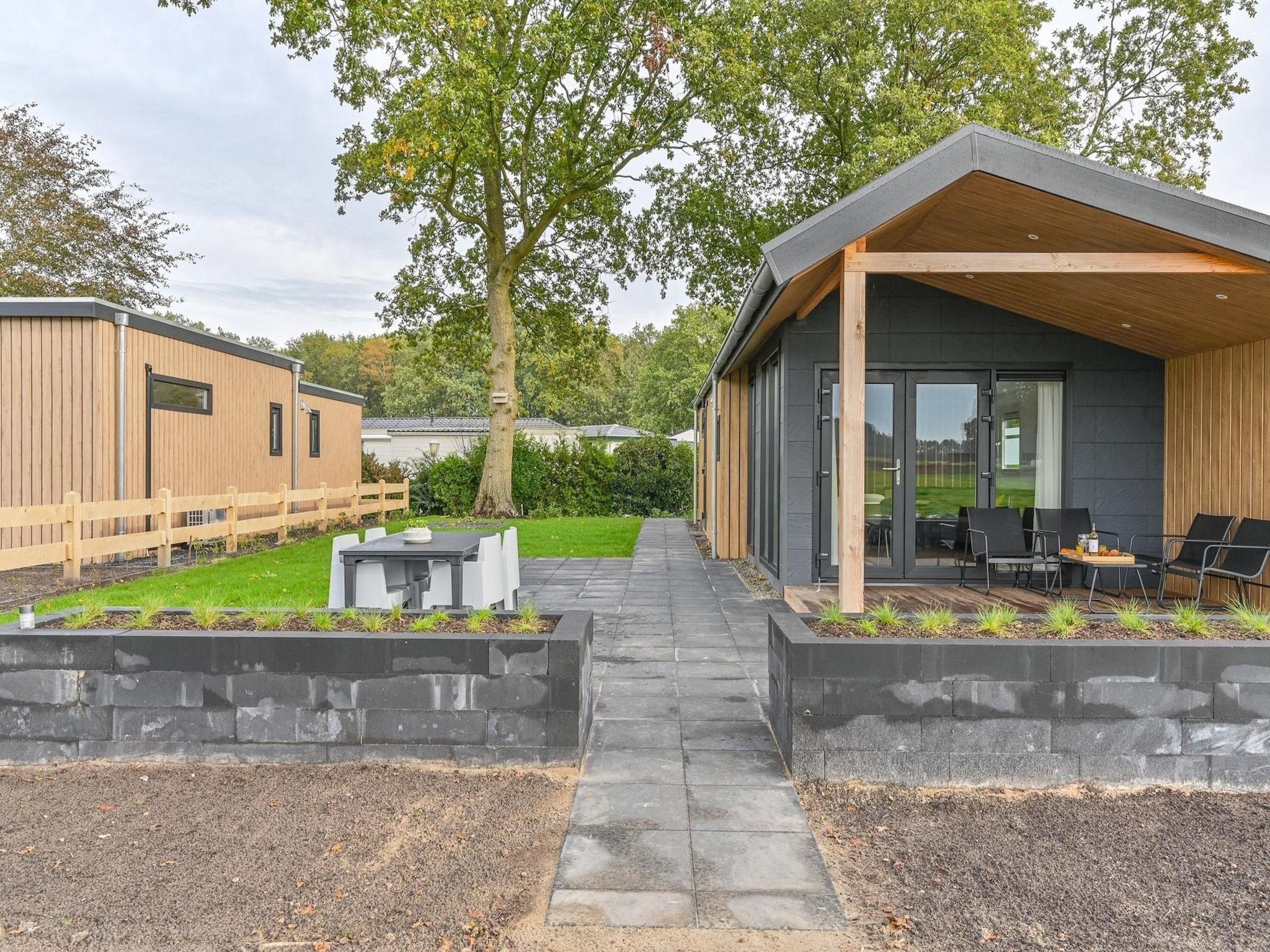 De buitenkant van Resort Drentse Weelde 1 in Hoogersmilde