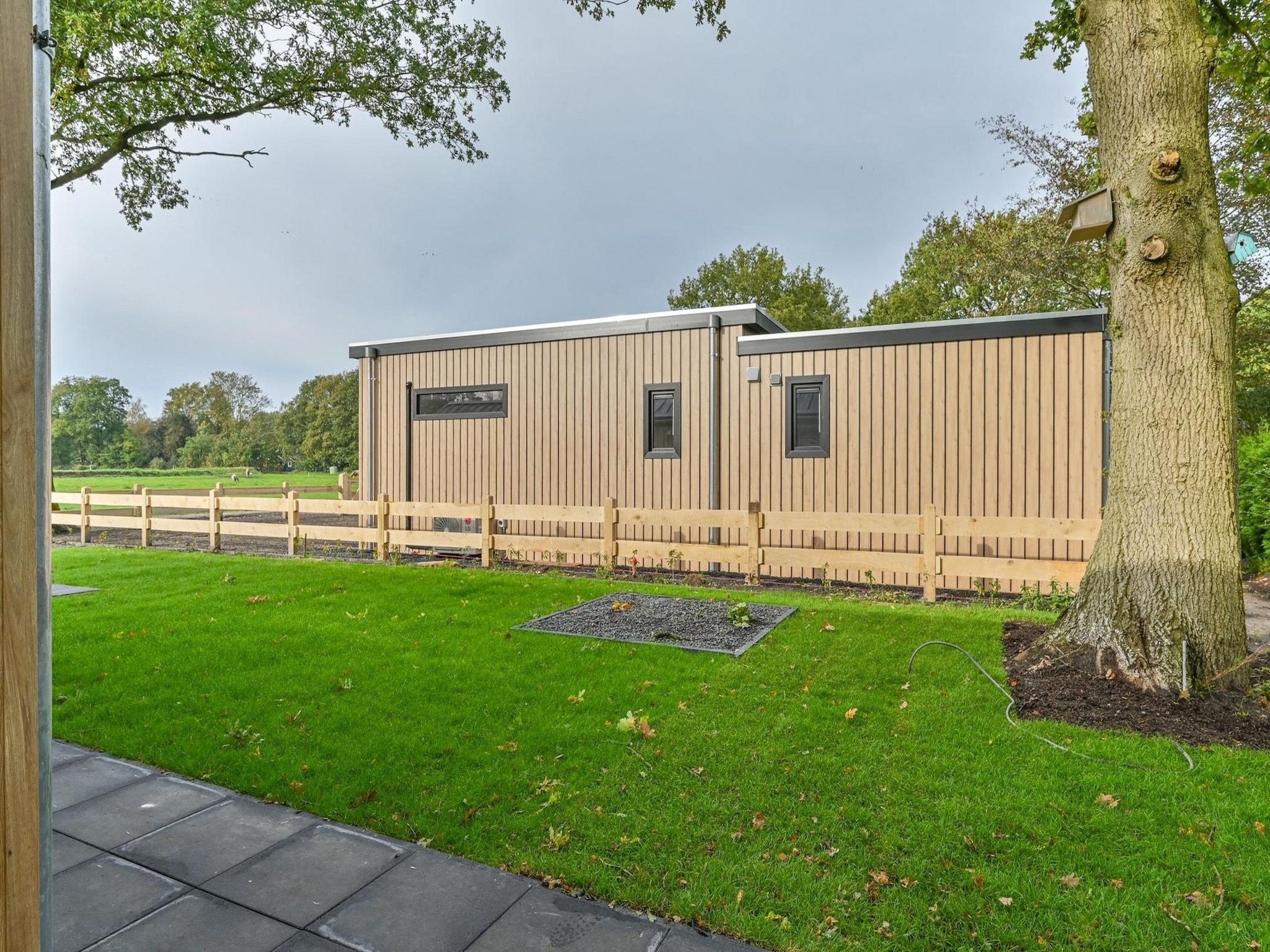 De tuin van Resort Drentse Weelde 1 in Hoogersmilde