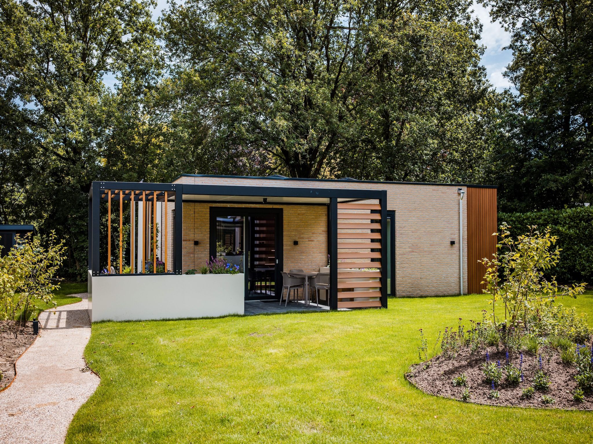 De buitenkant van Dwergarend 17-19 in Voorthuizen