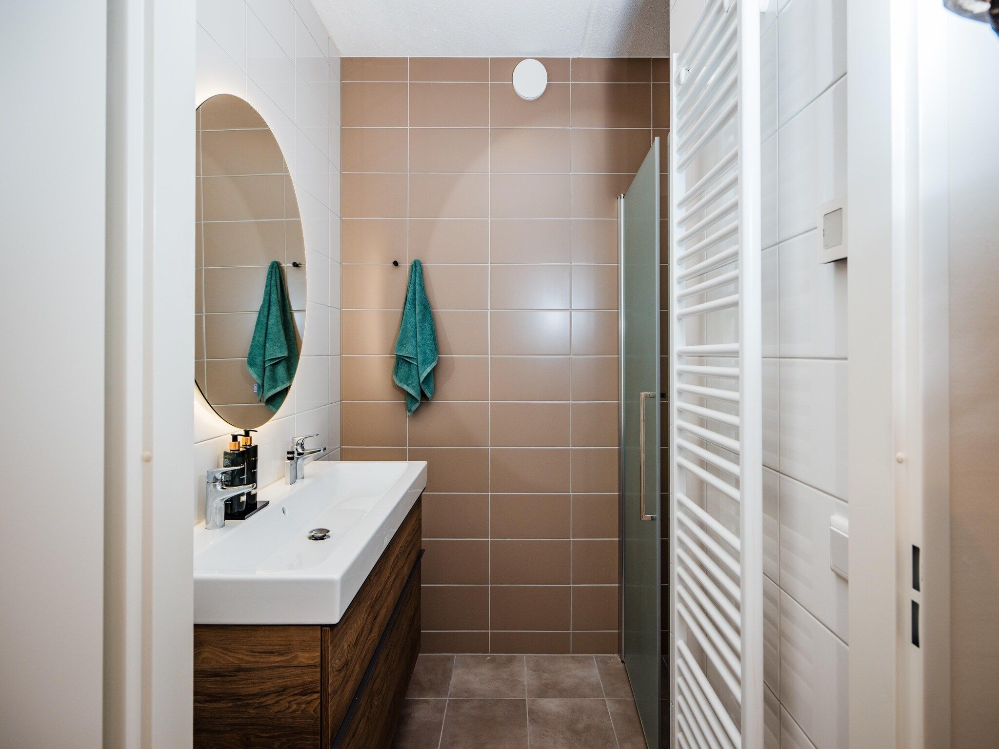 De badkamer van Dwergarend 17-21 in Voorthuizen