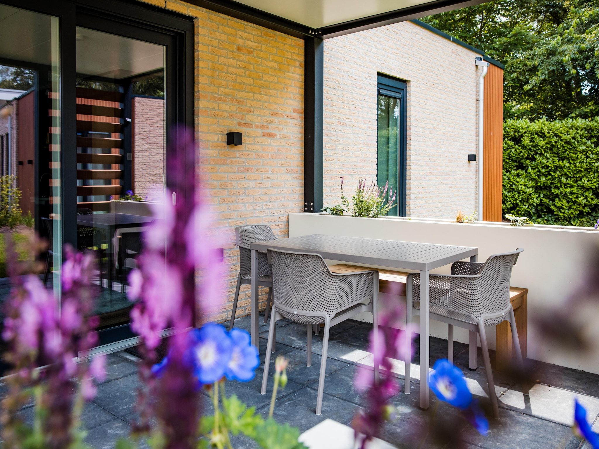 Het terras van Dwergarend 17-25 in Voorthuizen