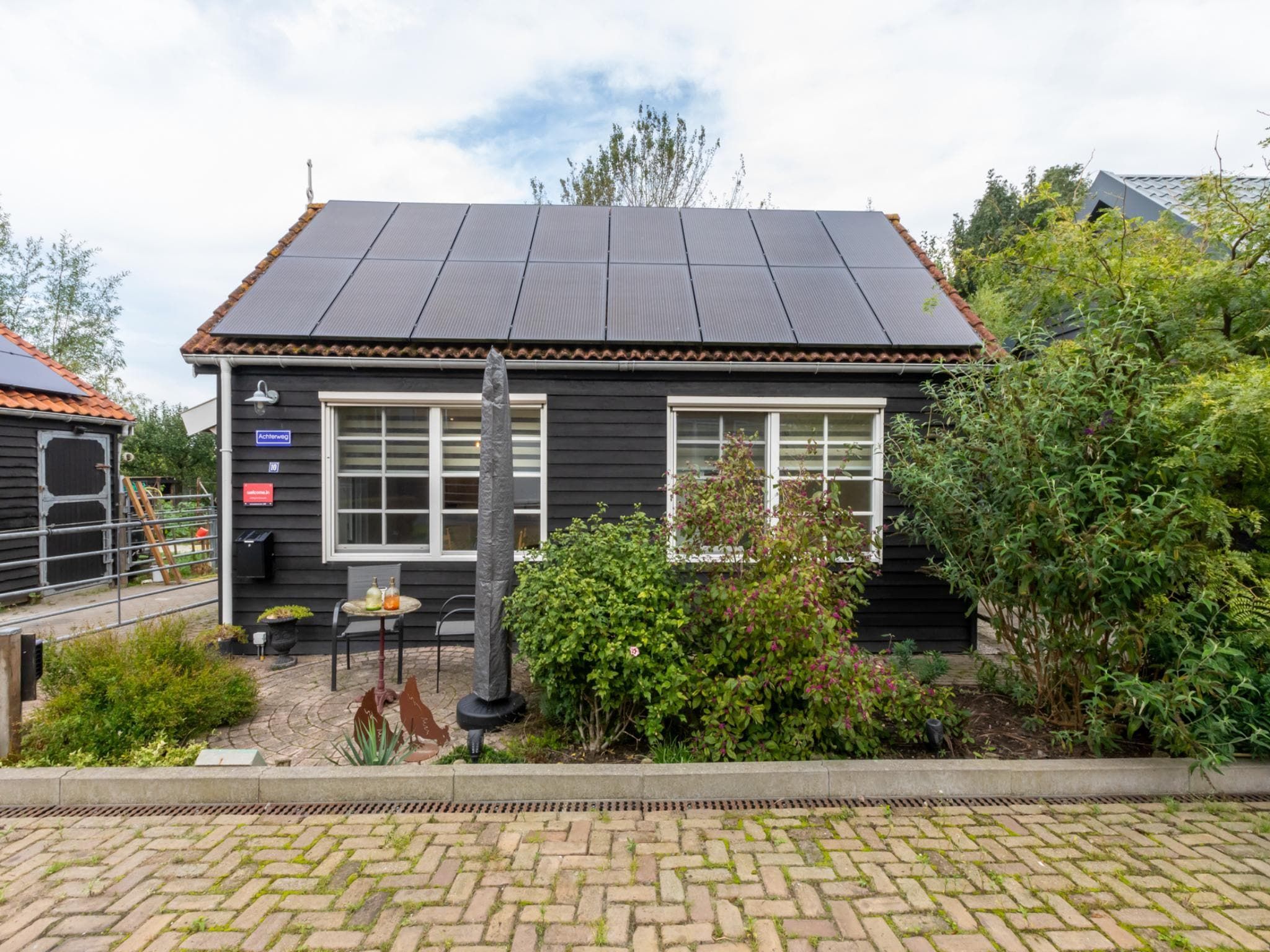 De buitenkant van Achterweg 10 l Zonnemaire 'Sol e Mar' in Zonnemaire
