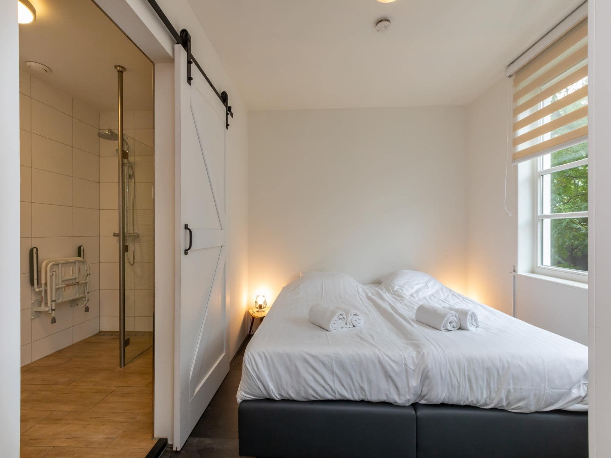 Een slaapkamer van Achterweg 10 l Zonnemaire 'Sol e Mar' in Zonnemaire