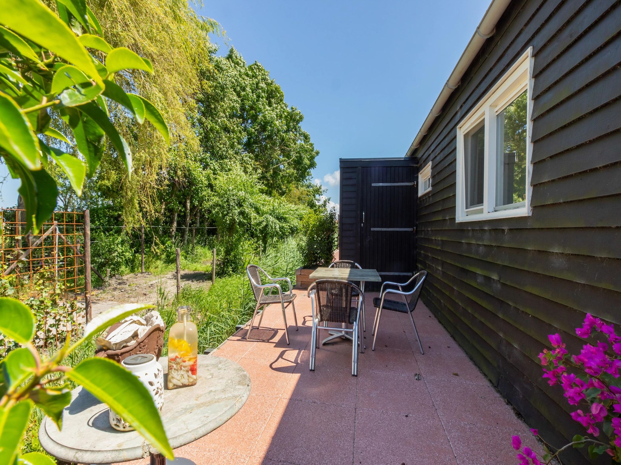 Het terras van Achterweg 10 l Zonnemaire 'Sol e Mar' in Zonnemaire