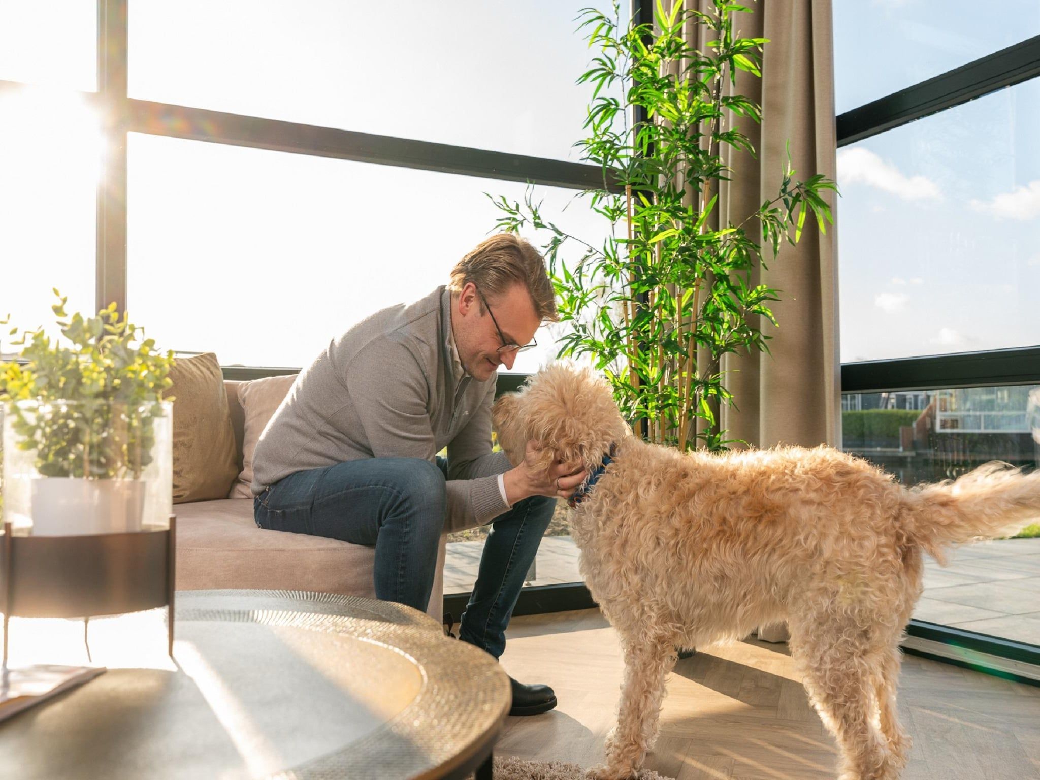 De woonkamer van MarinaPark Nieuw Loosdrecht 3 in Nieuw-Loosdrecht