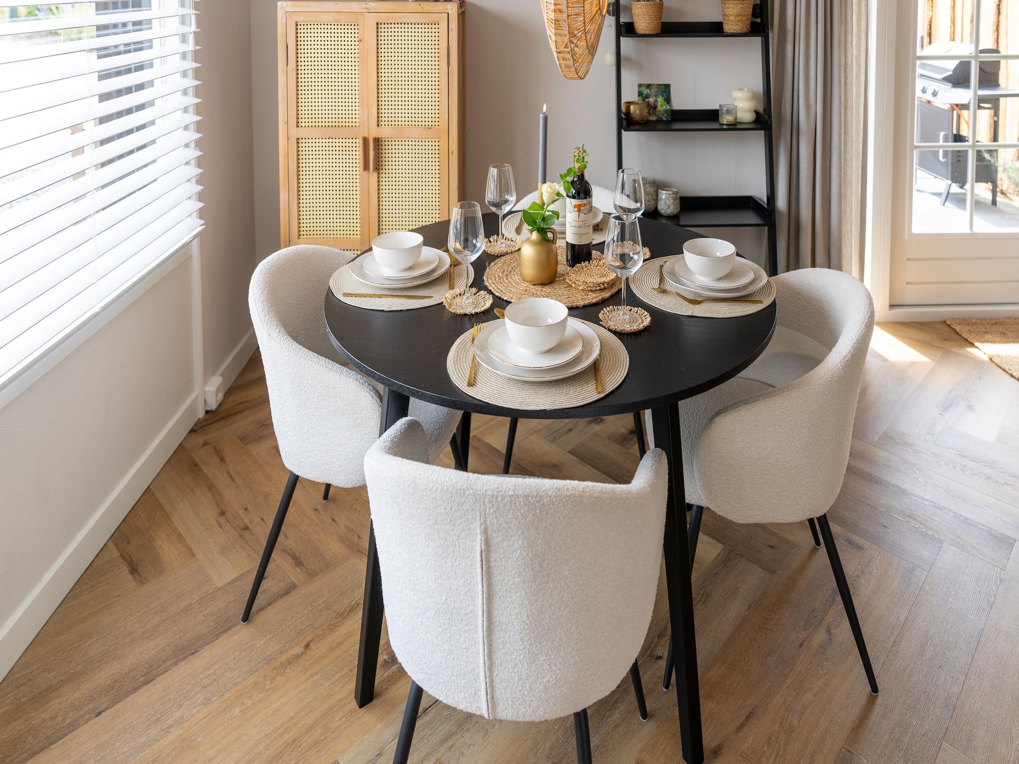 De eetkamer van Luxe vakantiehuis Veluwe met Wellness in Veluwe