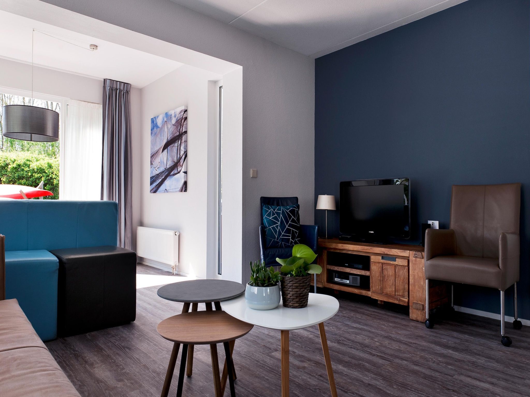 De eetkamer van Grand Tolve Wellness de luxe met sauna buitenspa & sloep in Earnewald