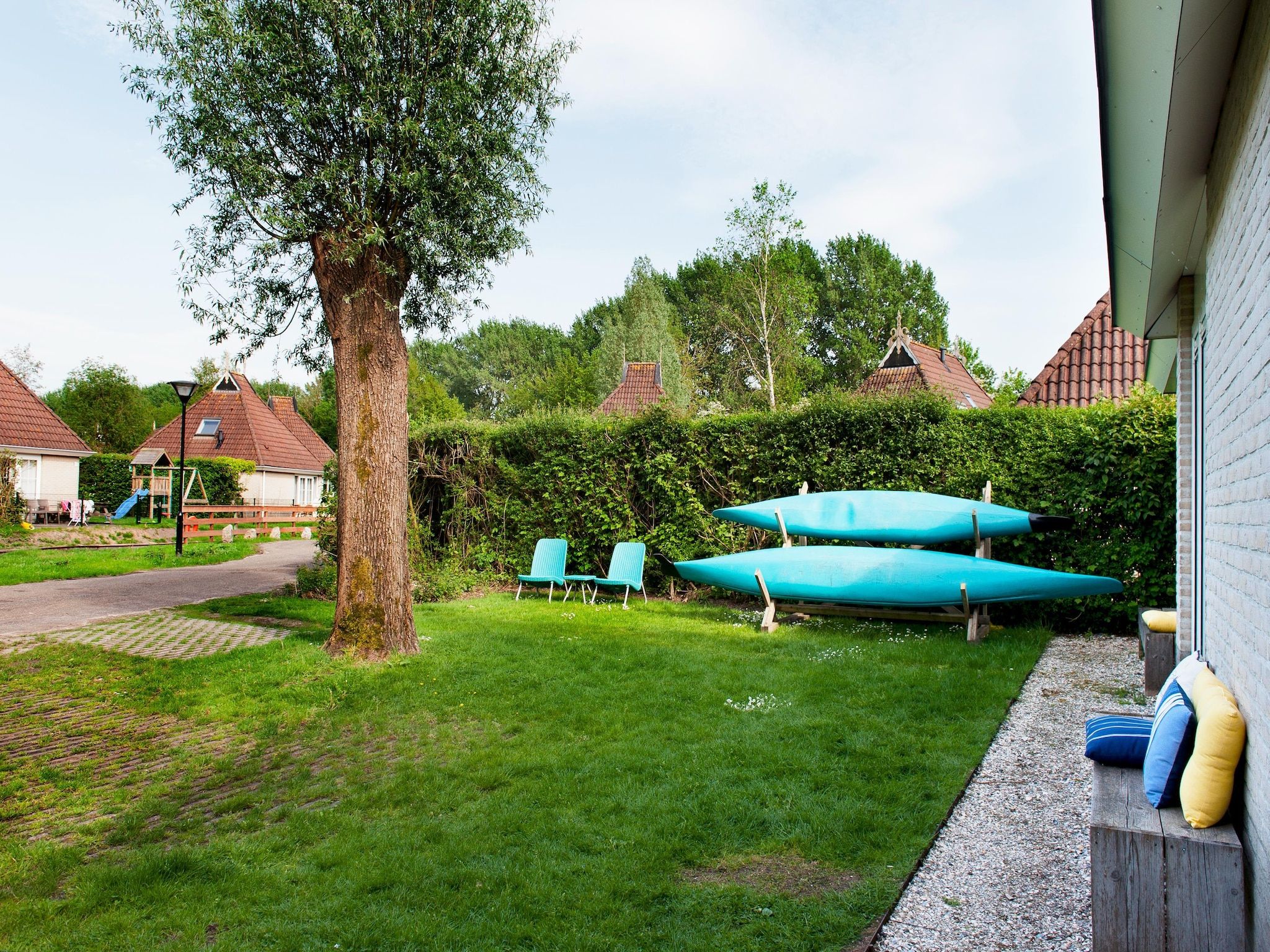 Het terras van Grand Tolve Wellness de luxe met sauna buitenspa & sloep in Earnewald