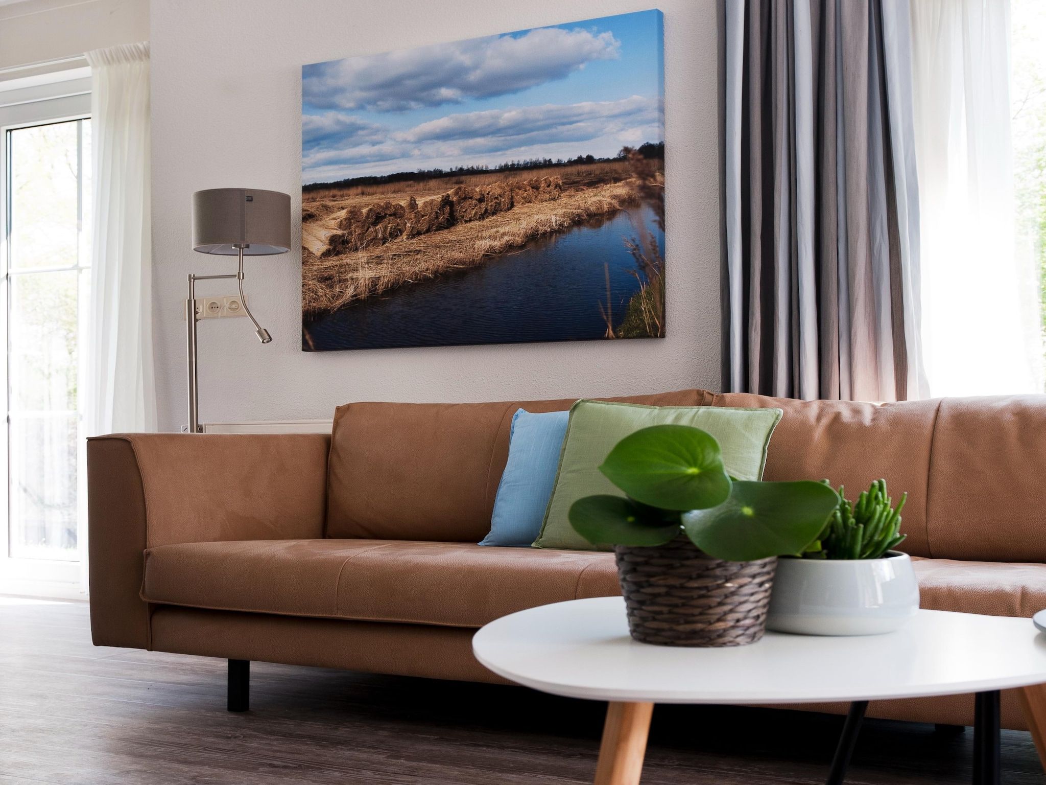 De woonkamer van Grand Tolve Wellness de luxe met sauna buitenspa & sloep in Earnewald