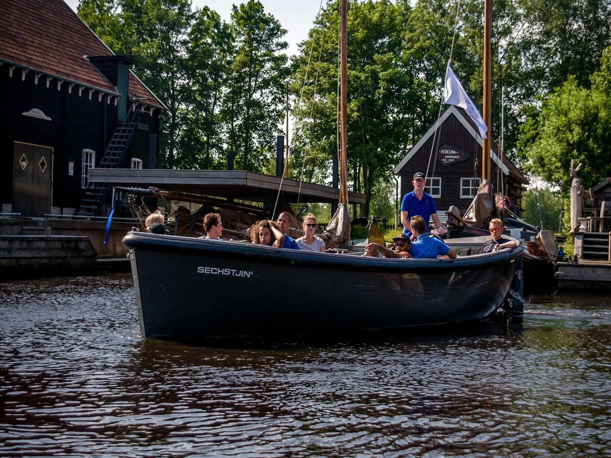 Voorzieningen bij Grand Tolve Wellness de luxe met sauna buitenspa & sloep in Earnewald