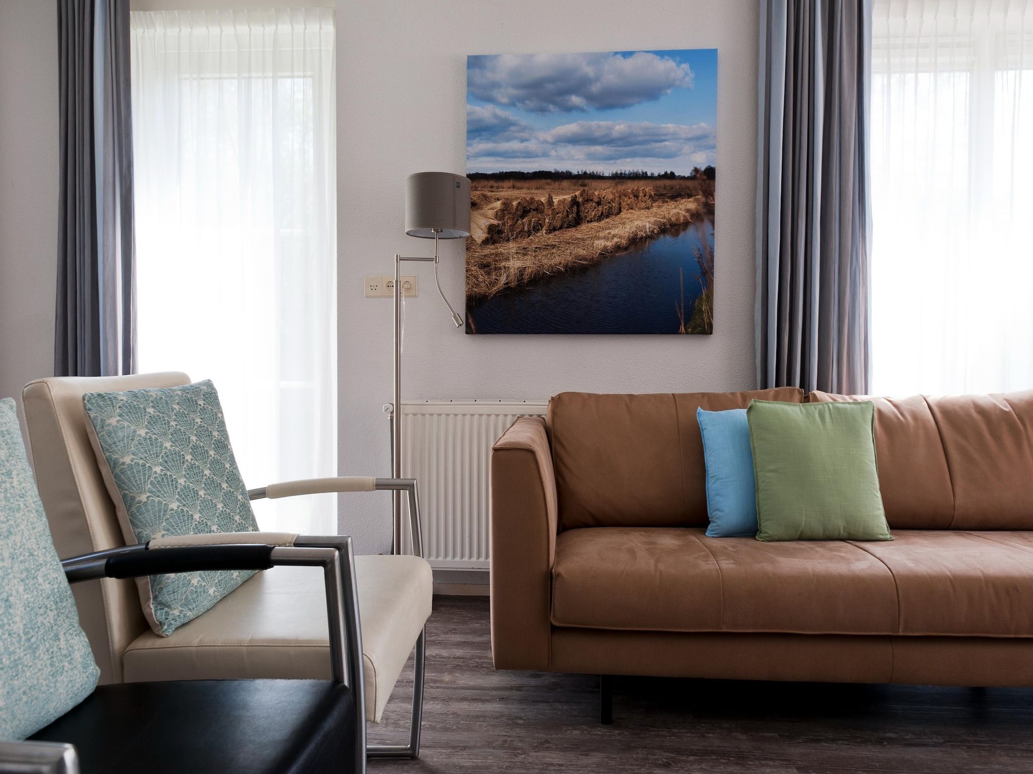 De woonkamer van Grand Tolve Wellness de luxe met sauna buitenspa in Earnewald