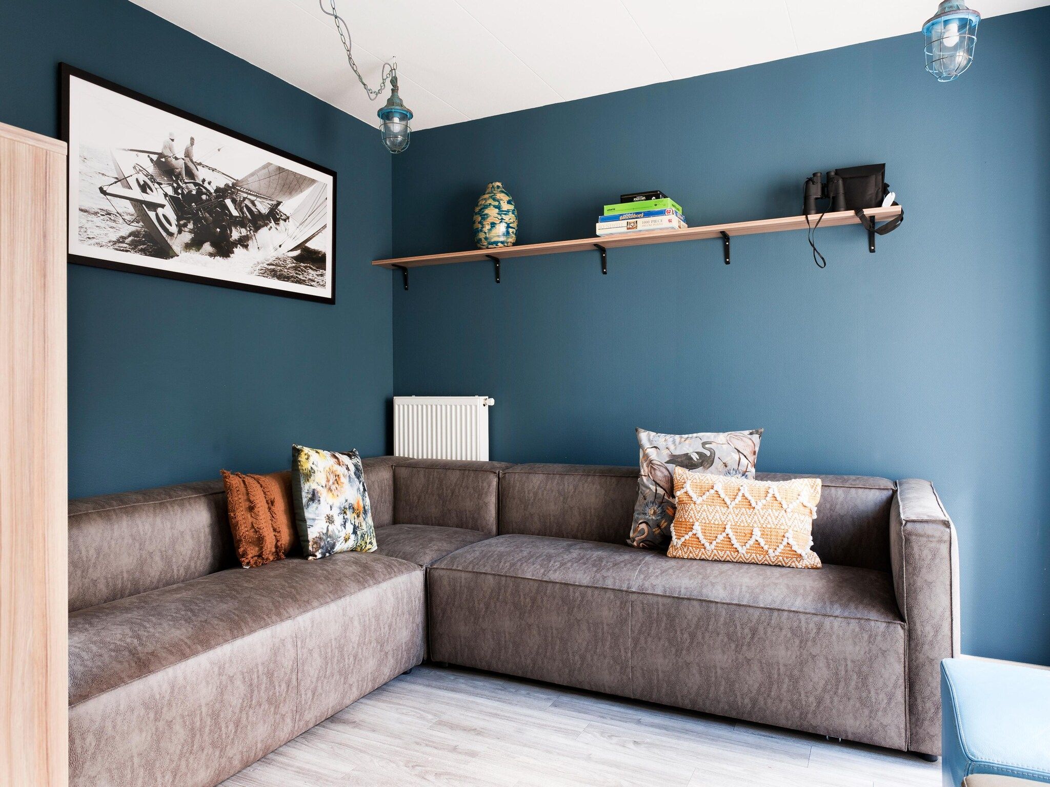 De woonkamer van Grand Tolve Wellness de luxe met sauna buitenspa in Earnewald