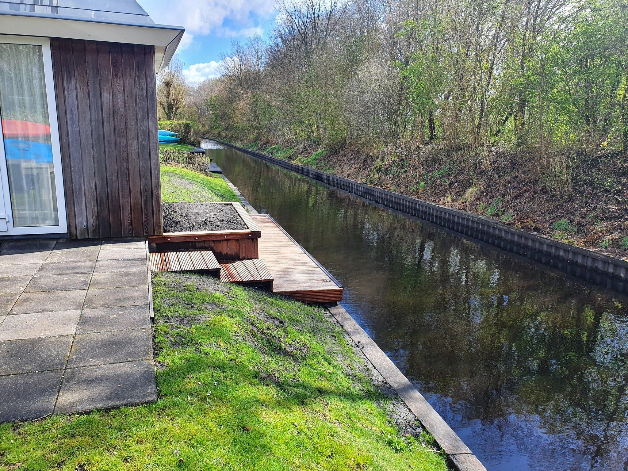De tuin van Grand Tolve Wellness de luxe met sauna buitenspa in Earnewald