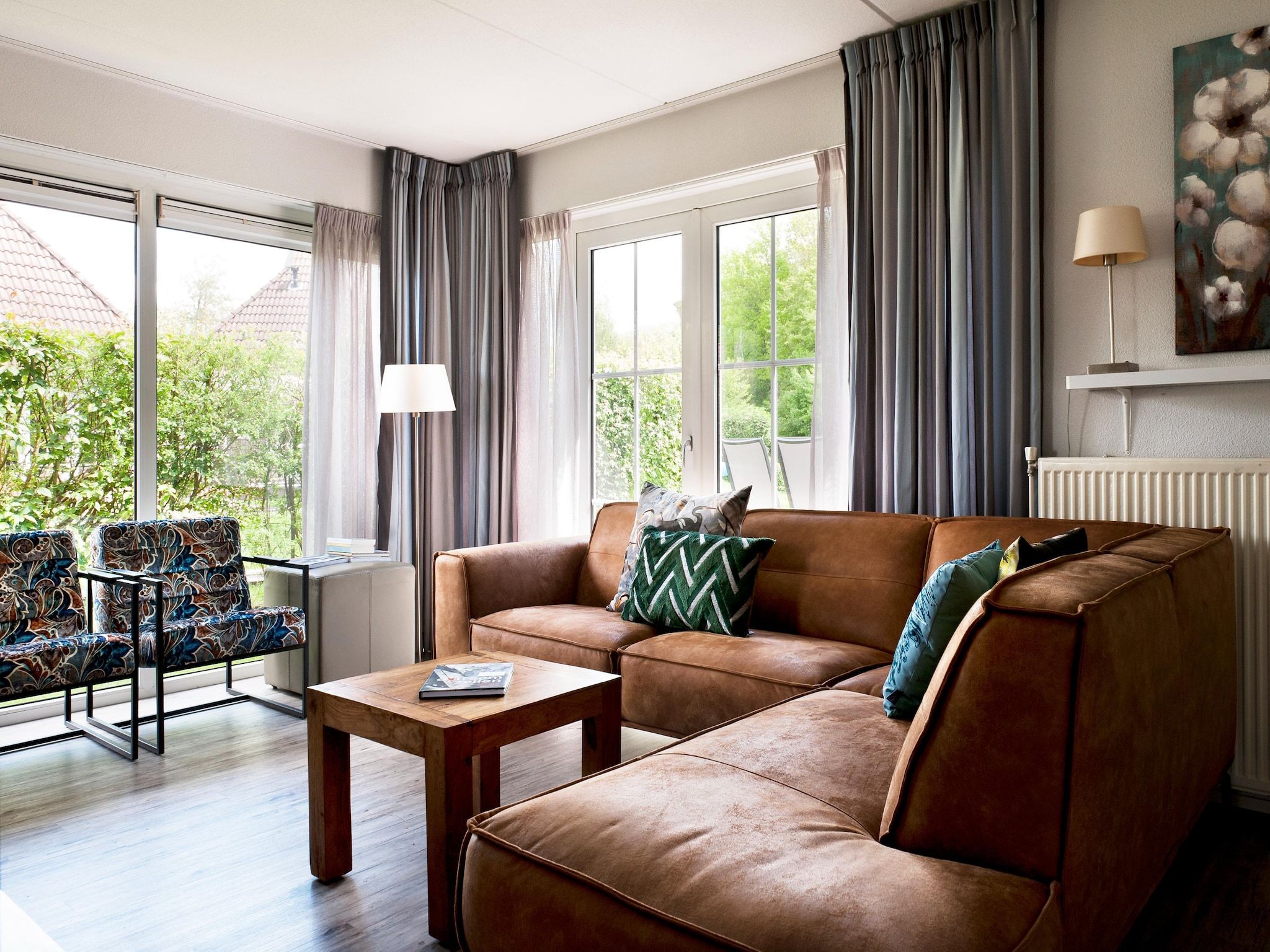 De woonkamer van Fisker Wellness de Luxe VIP met sloep en buitenspa / 6 pers in Earnewald