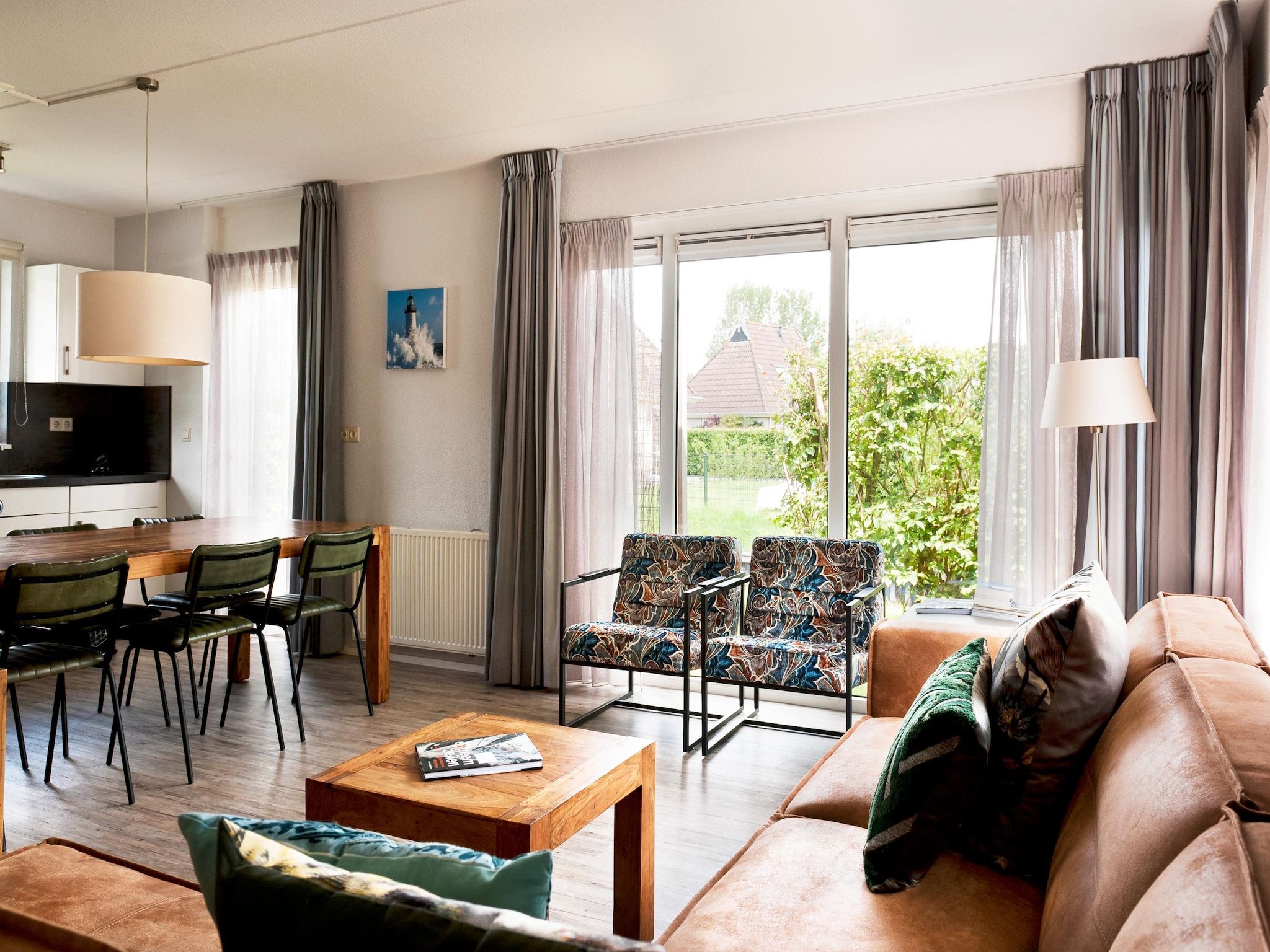 De woonkamer van Fisker Wellness de Luxe VIP met sloep en buitenspa / 6 pers in Earnewald