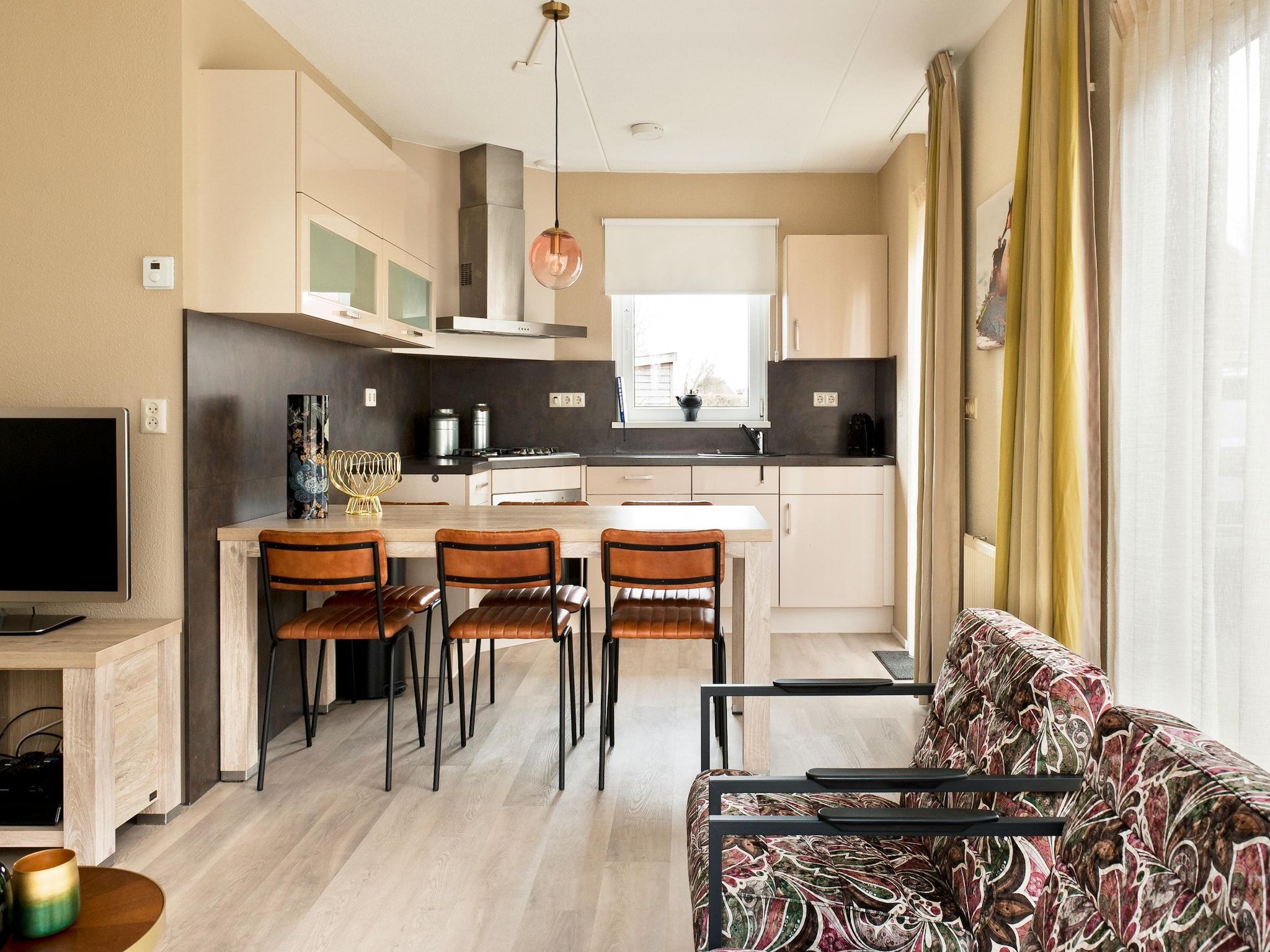 De eetkamer van Fisker Wellness de Luxe VIP met sloep en buitenspa / 6 pers in Earnewald