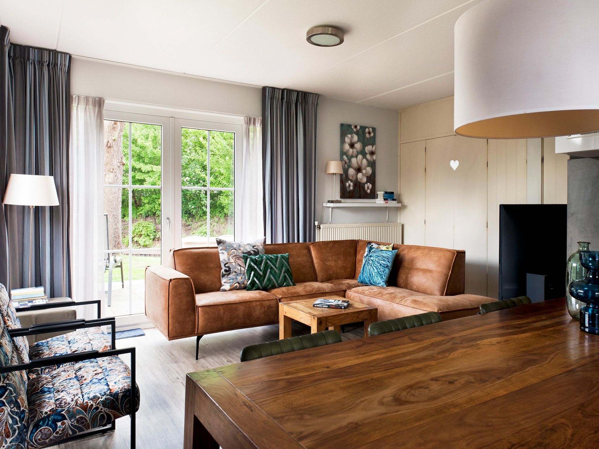 De woonkamer van Fisker Wellness de Luxe VIP met sloep en buitenspa / 6 pers in Earnewald