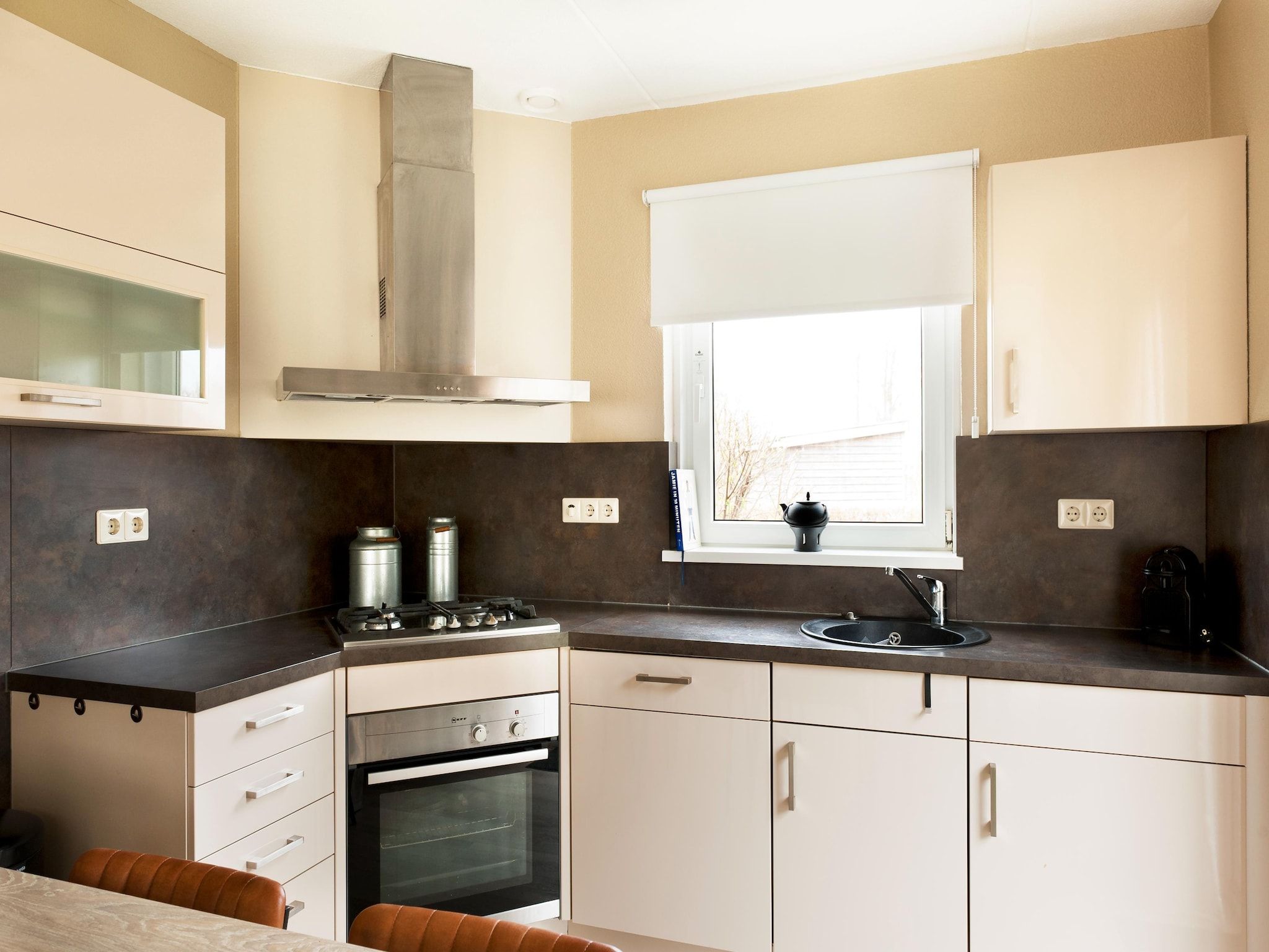 De keuken van Fisker Wellness de Luxe VIP met sloep en buitenspa / 6 pers in Earnewald