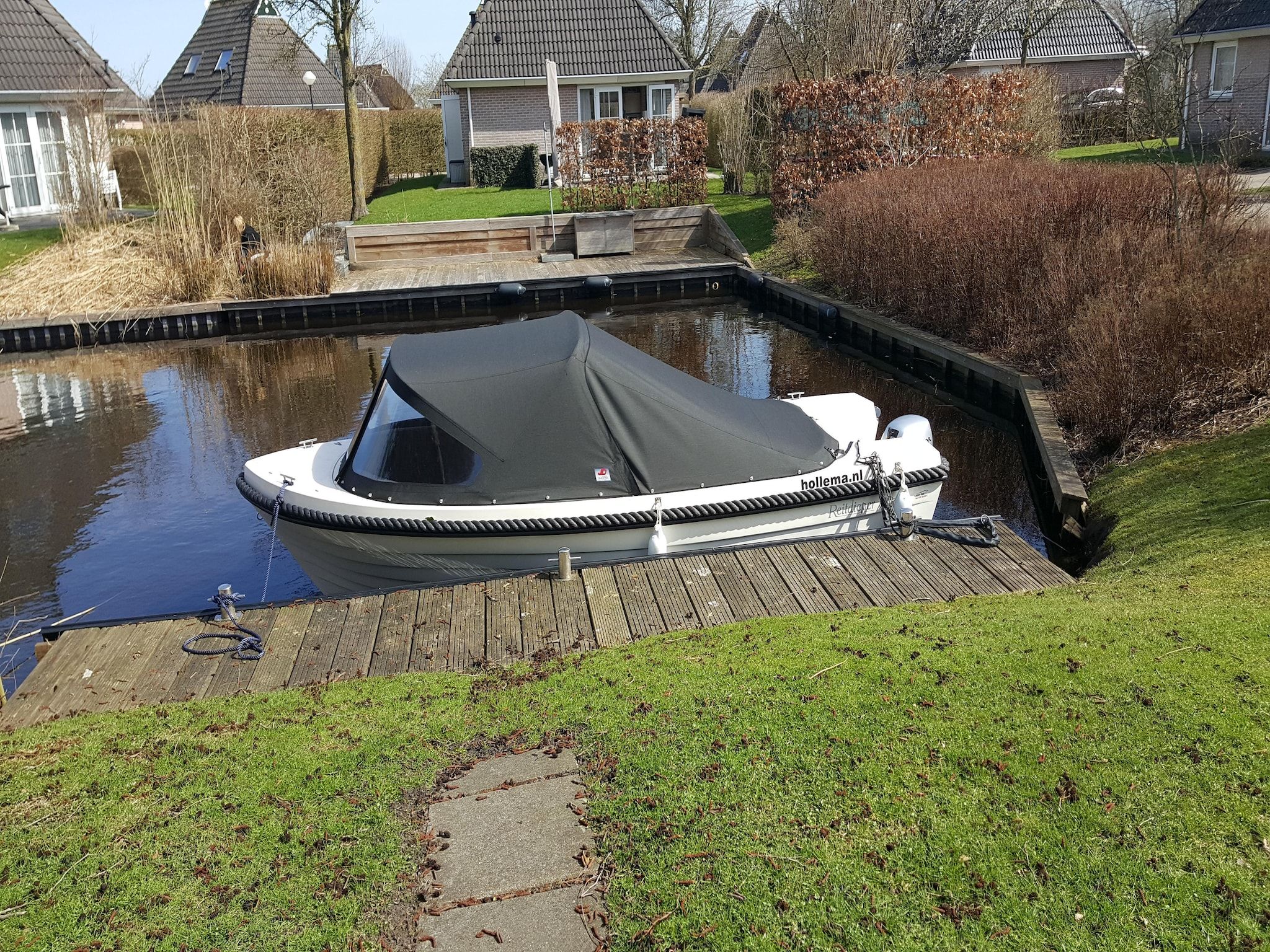 Voorzieningen bij Fisker Wellness de Luxe VIP met sloep en buitenspa / 6 pers in Earnewald