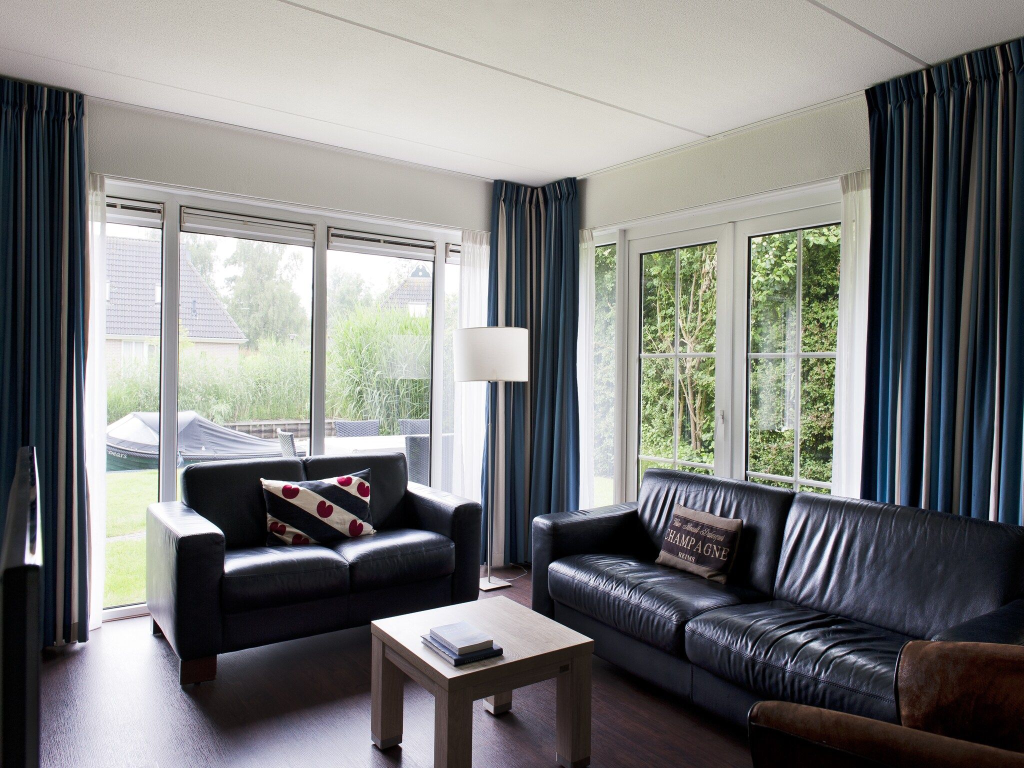 De woonkamer van Fisker Wellness de Luxe VIP met sloep en buitenspa / 6 pers in Earnewald