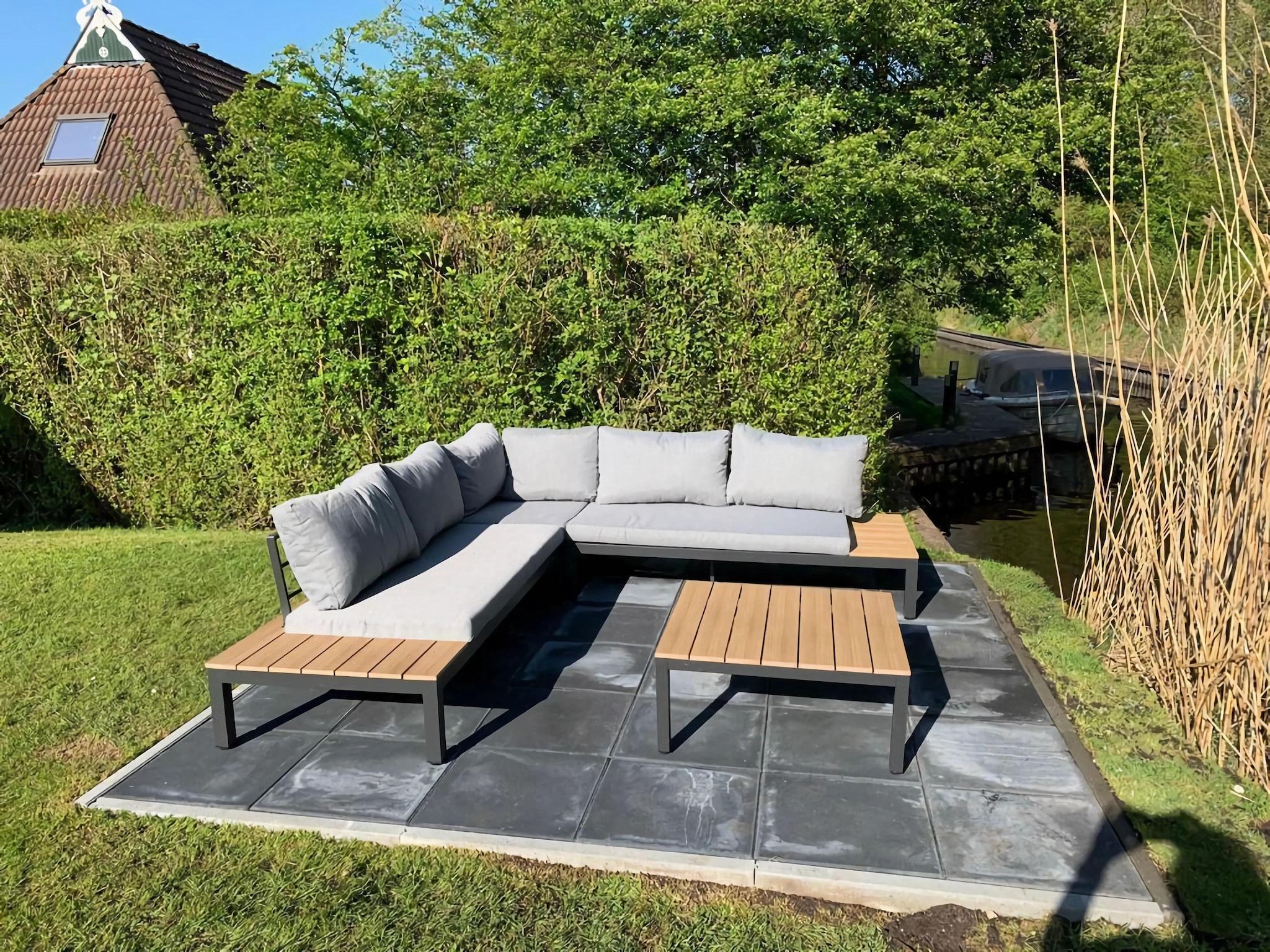 Het terras van Fisker Wellness de Luxe VIP met sloep en buitenspa / 6 pers in Earnewald