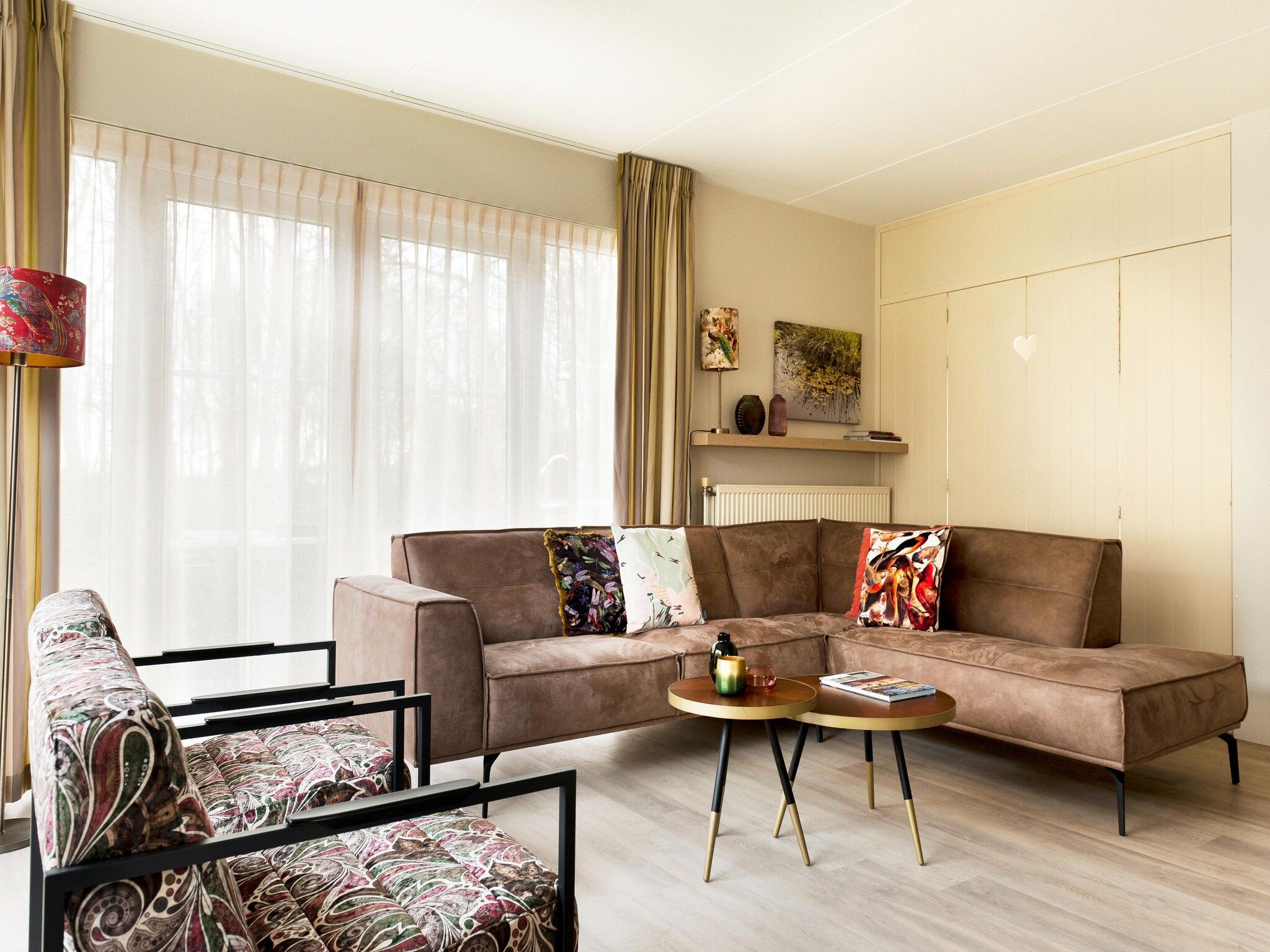 De woonkamer van Tobke Wellness de luxe VIP met sauna met buitenspa in Earnewald