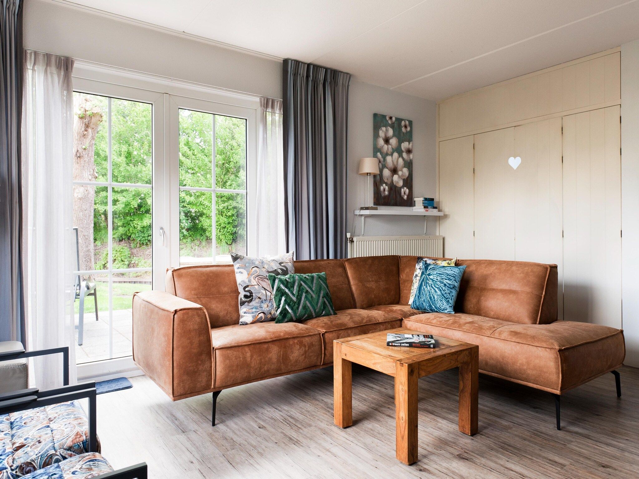 De woonkamer van Tobke Wellness de luxe VIP met sauna met buitenspa in Earnewald