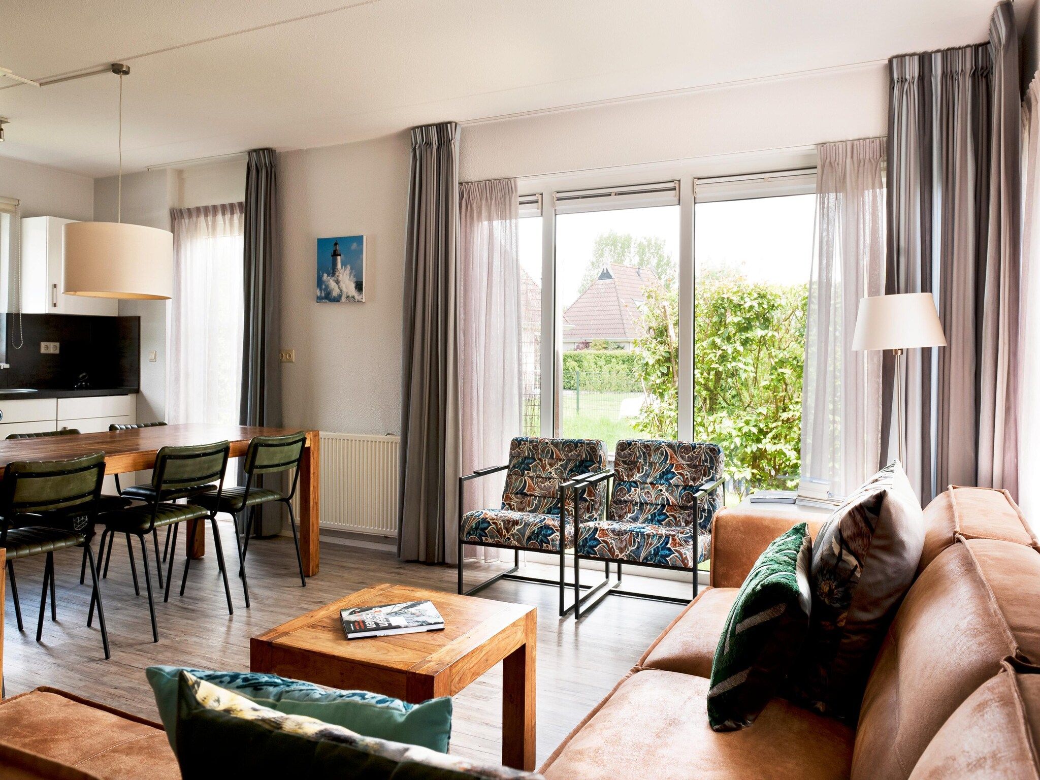 De woonkamer van Tobke Wellness de luxe VIP met sauna met buitenspa in Earnewald