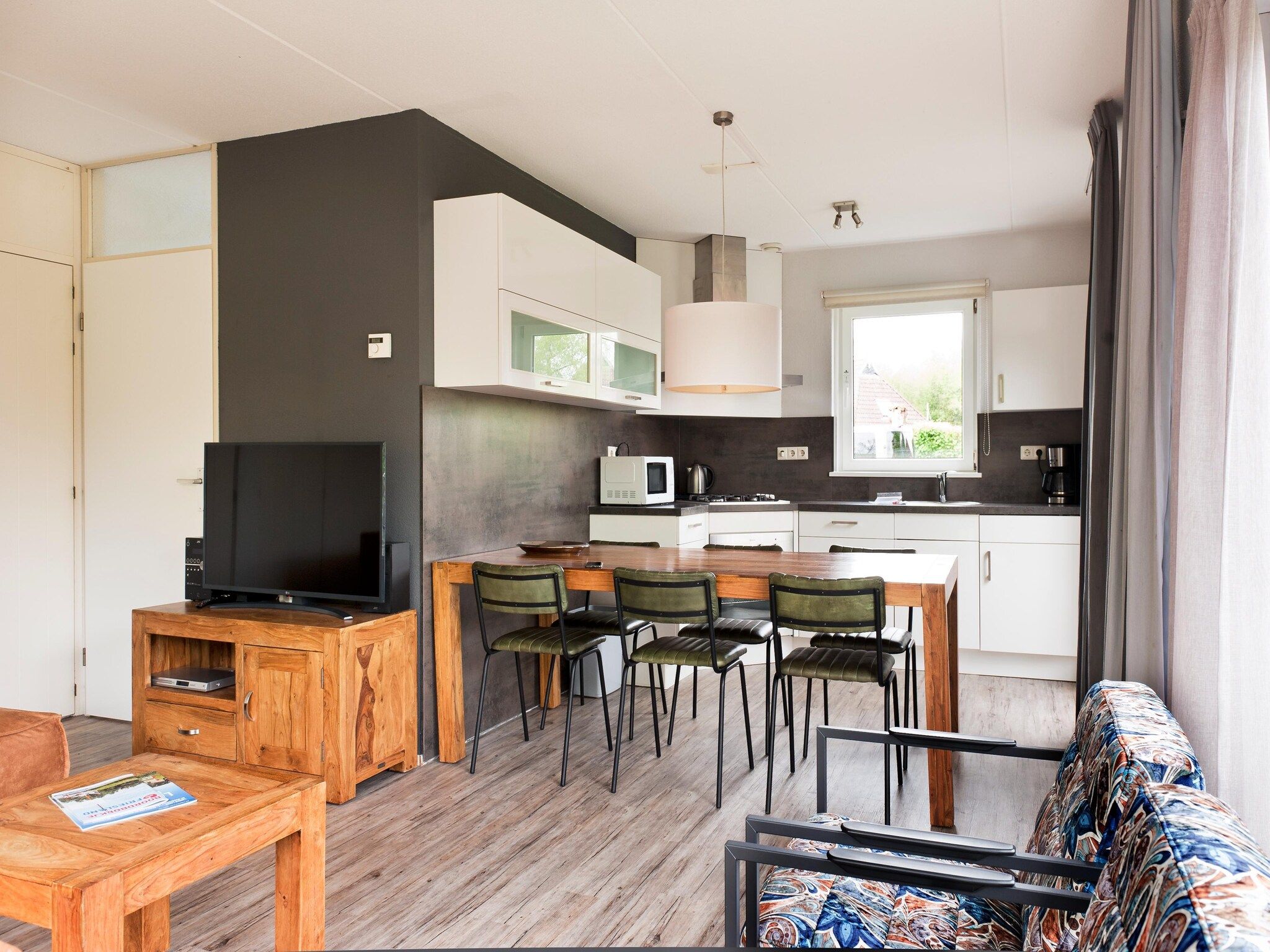 De eetkamer van Tobke Wellness de luxe VIP met sauna met buitenspa in Earnewald