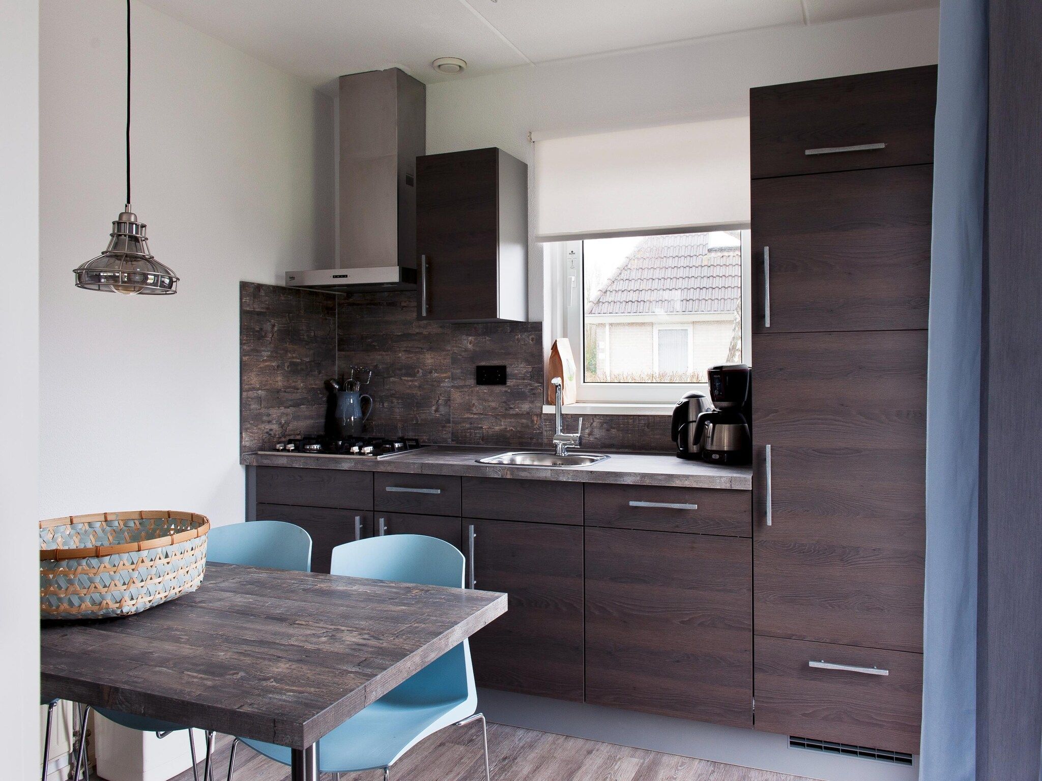 De keuken van Tobke Wellness de luxe VIP met sauna met buitenspa in Earnewald