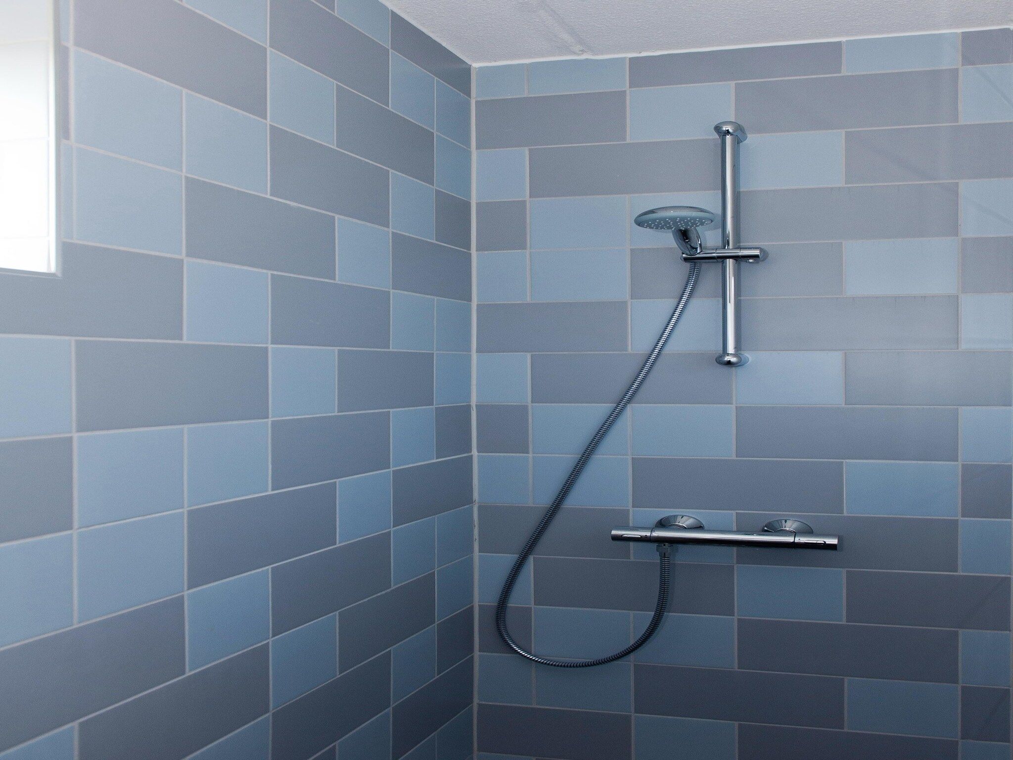 De badkamer van Tobke Wellness de luxe VIP met sauna met buitenspa in Earnewald