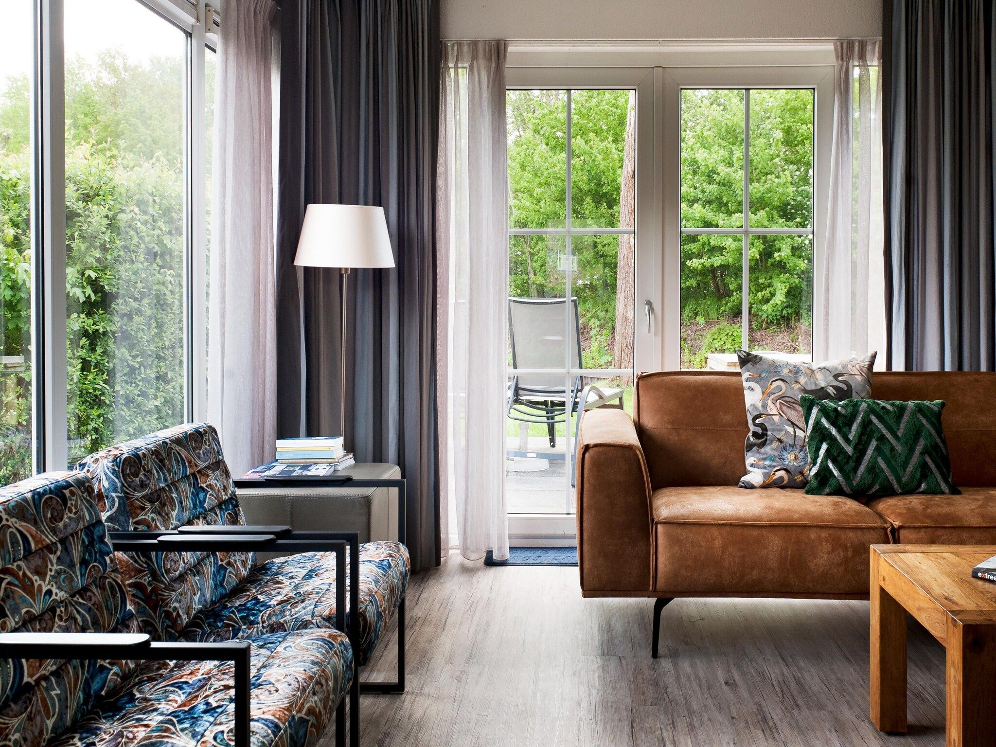 De woonkamer van Tobke Wellness de luxe VIP met sauna met buitenspa in Earnewald