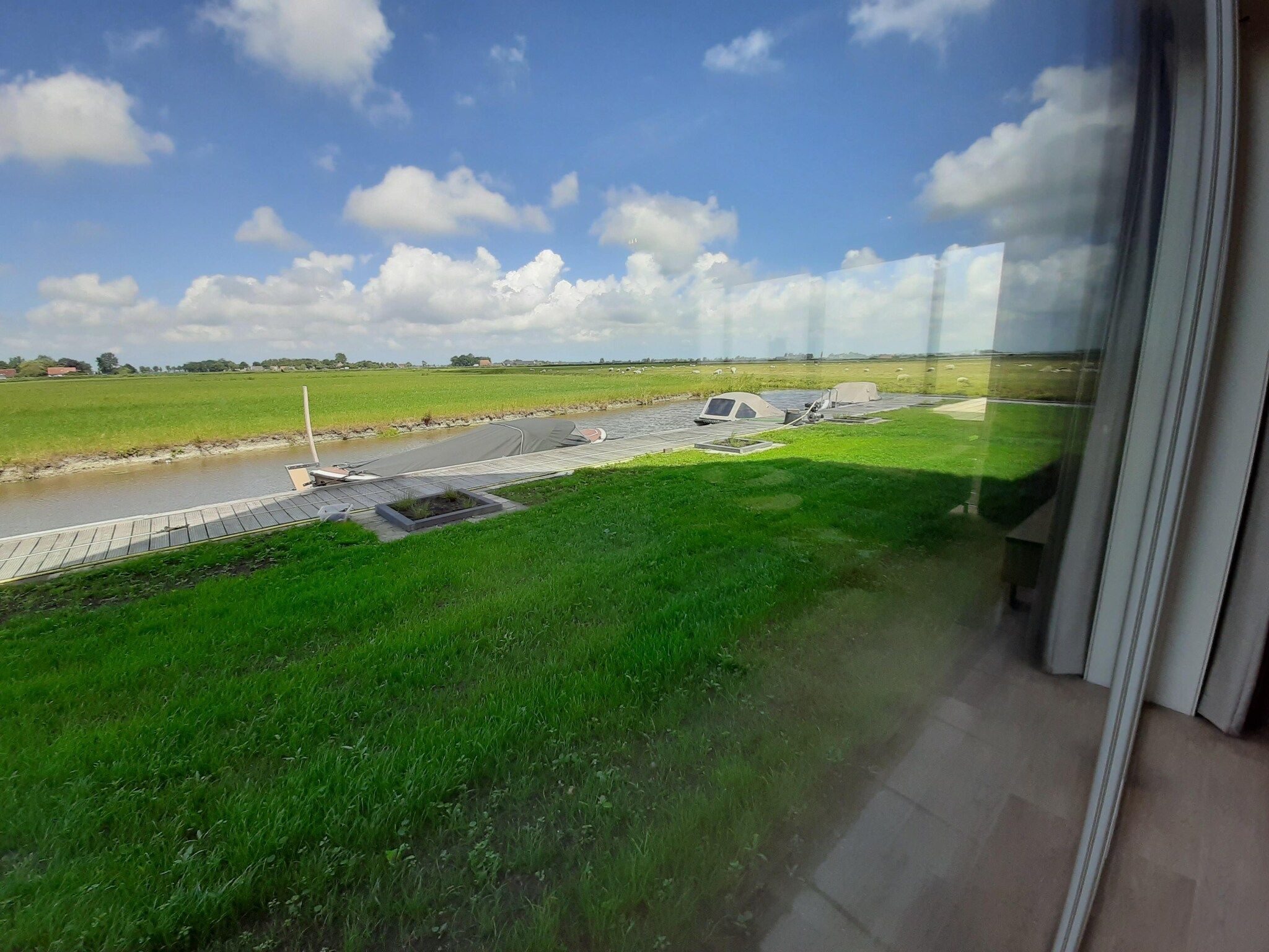 Het uitzicht vanaf Friese villa in Leons in Leons