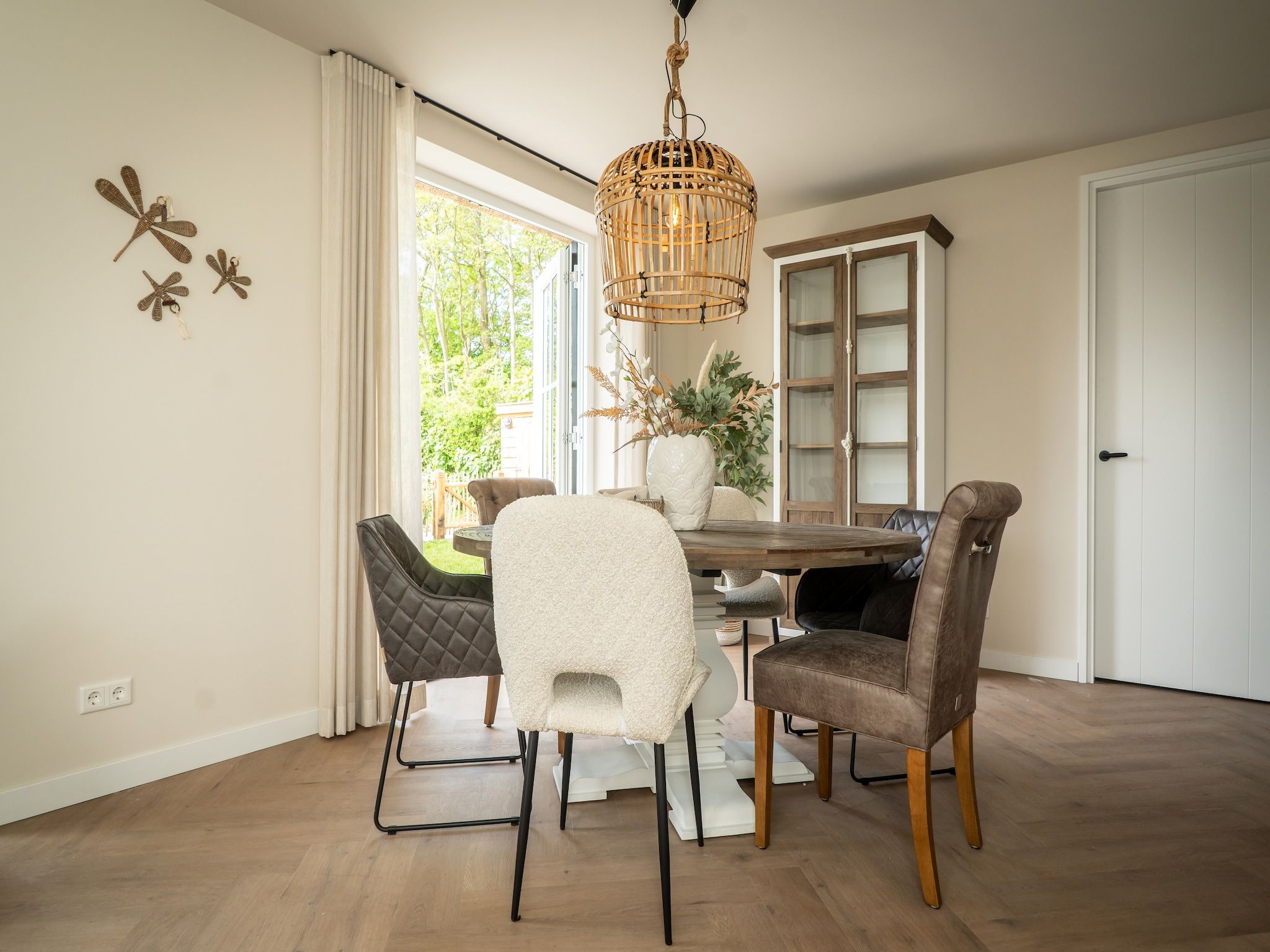 De eetkamer van So What 25b in De Koog