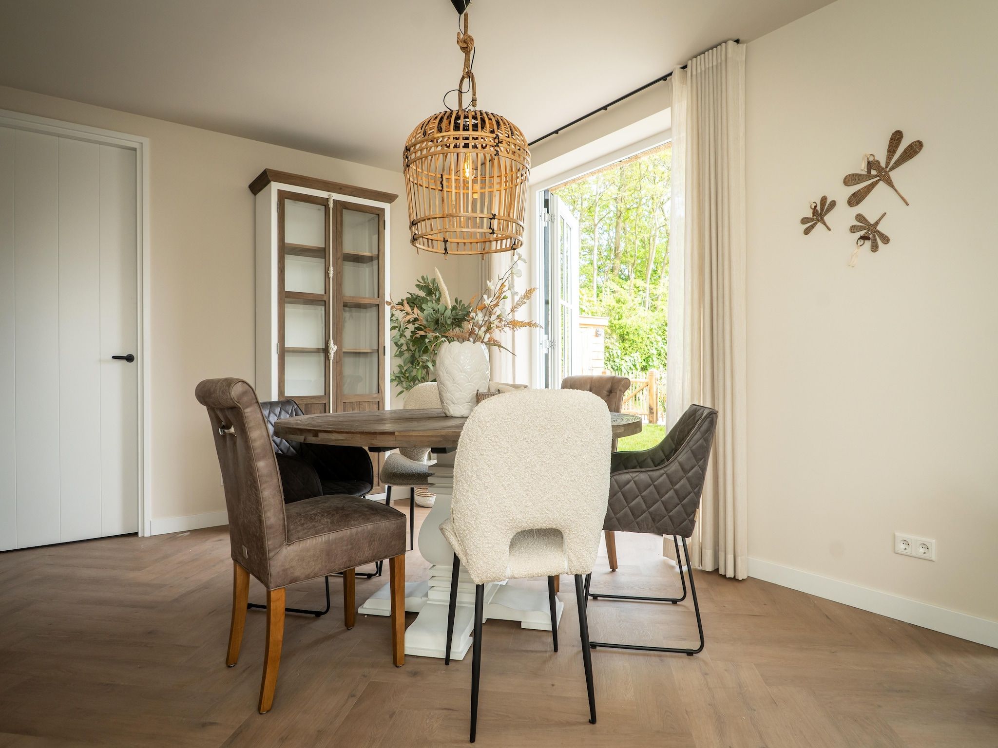 De eetkamer van So What 25b in De Koog