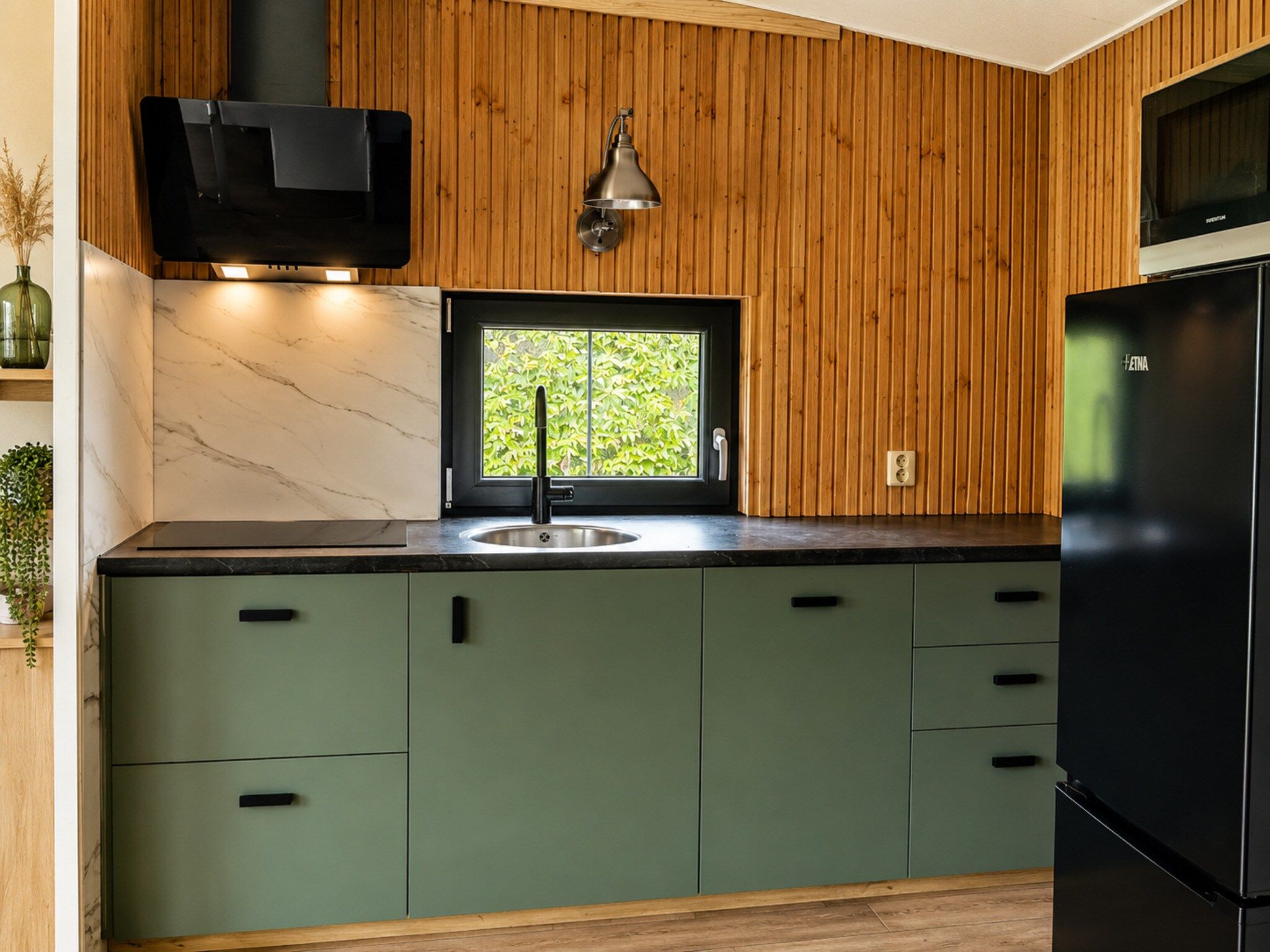 De keuken van Knus chalet In een rustige omgeving met vijver in Stegeren