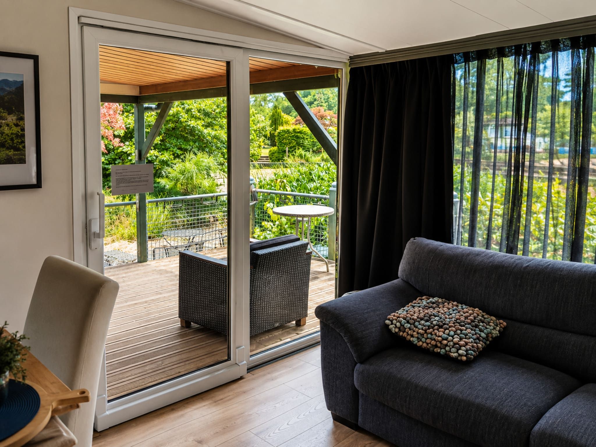 De woonkamer van Knus chalet In een rustige omgeving met vijver in Stegeren